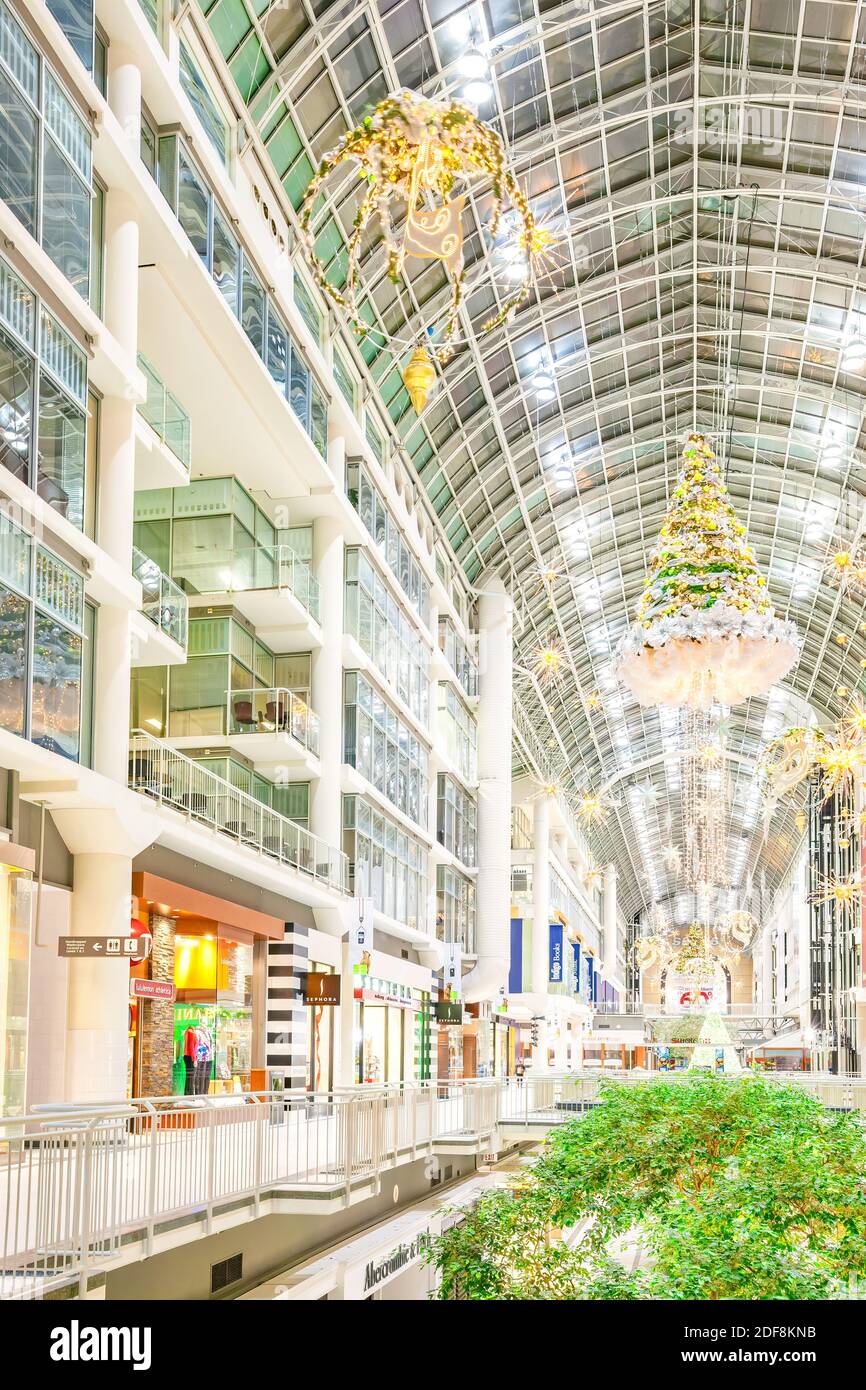 Centre commercial Eaton Centre au centre-ville de Toronto, Canada pendant les fêtes de Noël. Banque D'Images