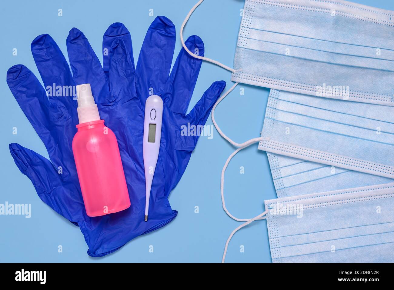 Masques médicaux chirurgicaux, gants de protection, spray antiseptique antibactérien pour les mains, assainisseur et thermomètre pour mesurer la température de la TH Banque D'Images