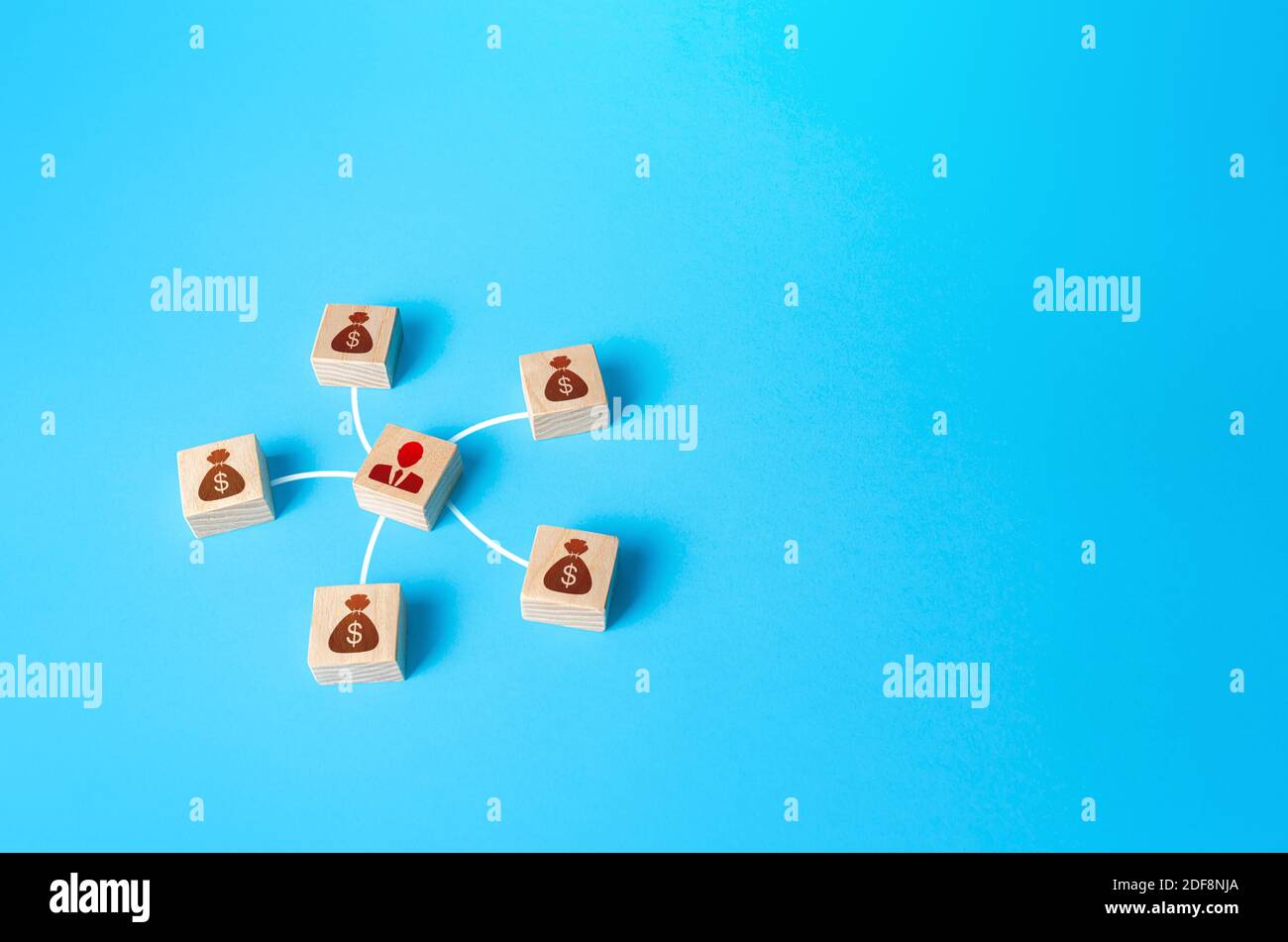 La figurine rouge d'un homme est connectée par des lignes avec des blocs d'argent. Gestion de portefeuille de placements. Recherche de financement et de parrainage. Réception de données financières Banque D'Images