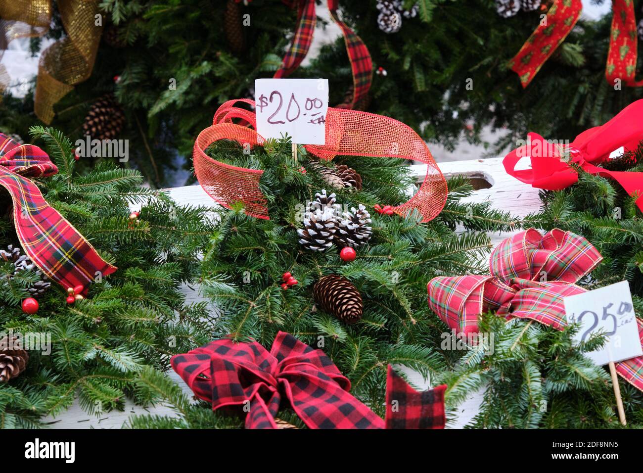 Couronnes de Noël en démonstration à vendre avec prix à Byward Marché à Ottawa Banque D'Images