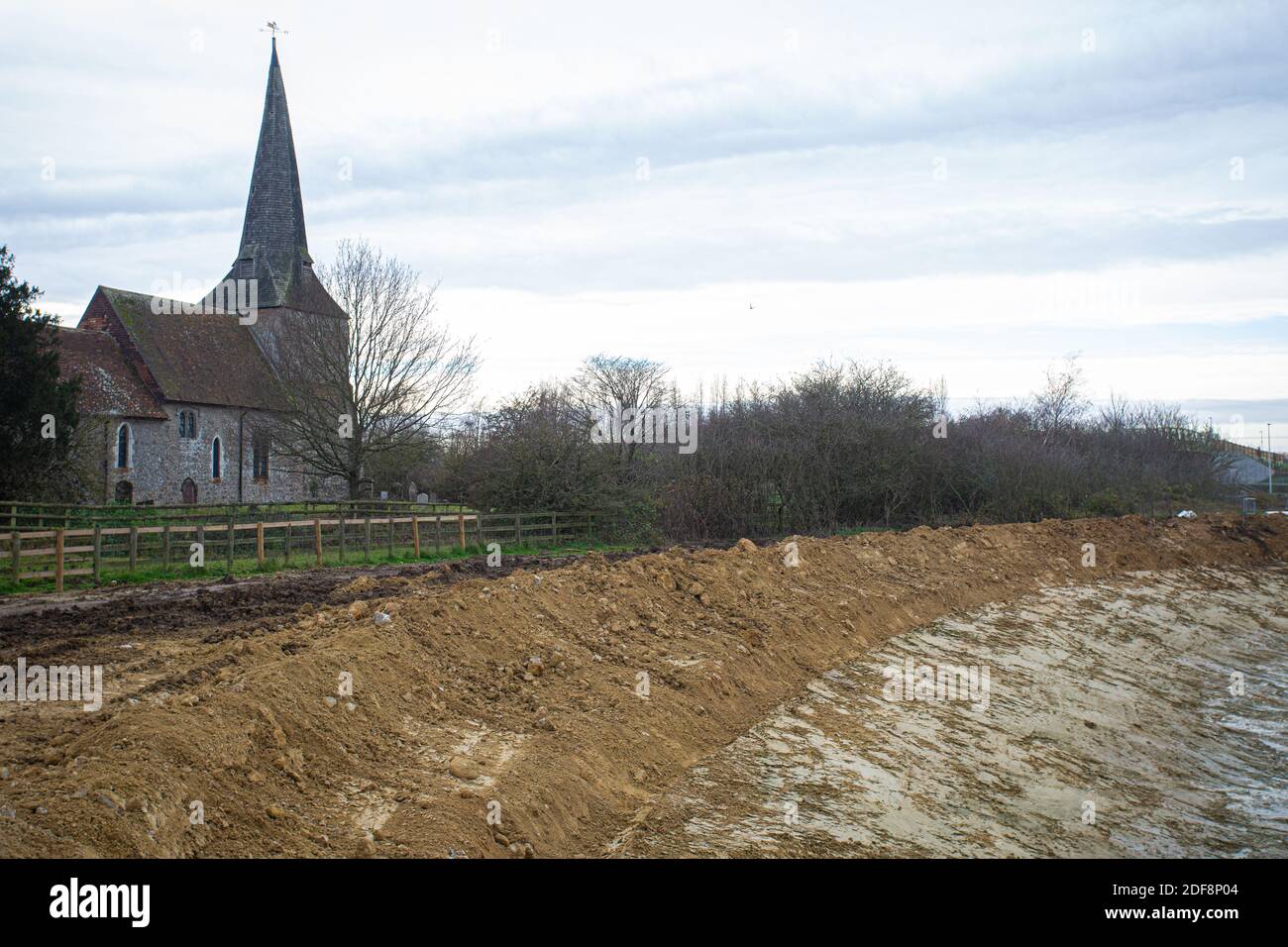 GRANDE-BRETAGNE / KENT / Ashford / chantier de construction d'un parc de camions post-Brexit de 27 acres à côté de l'église St Mary's , Sevington, près d'Ashford dans le Kent. Banque D'Images