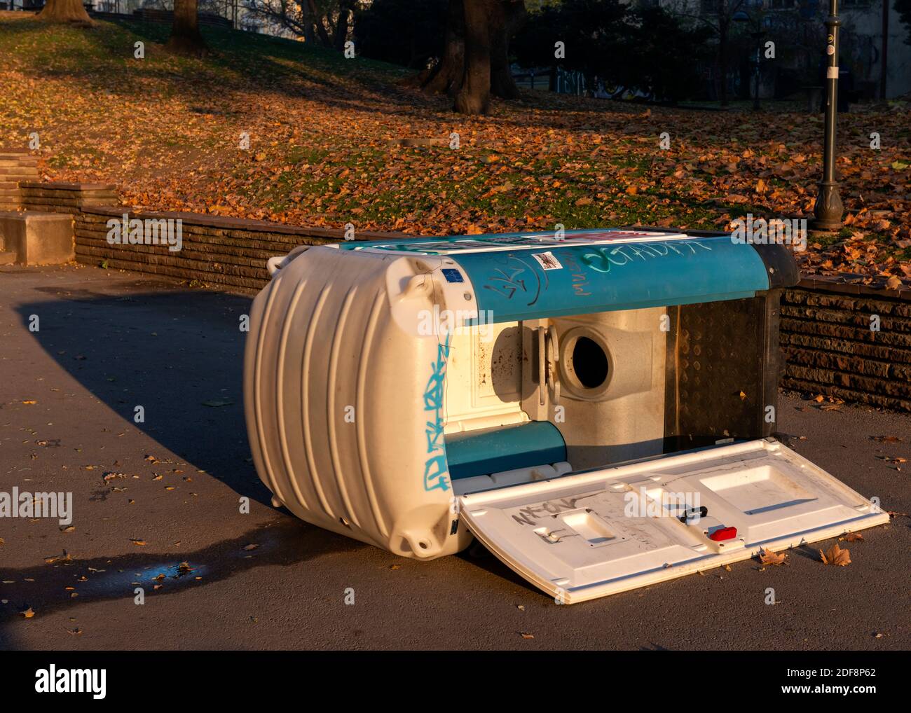 Toilettes publiques portatives pour produits chimiques vandalisées Banque D'Images