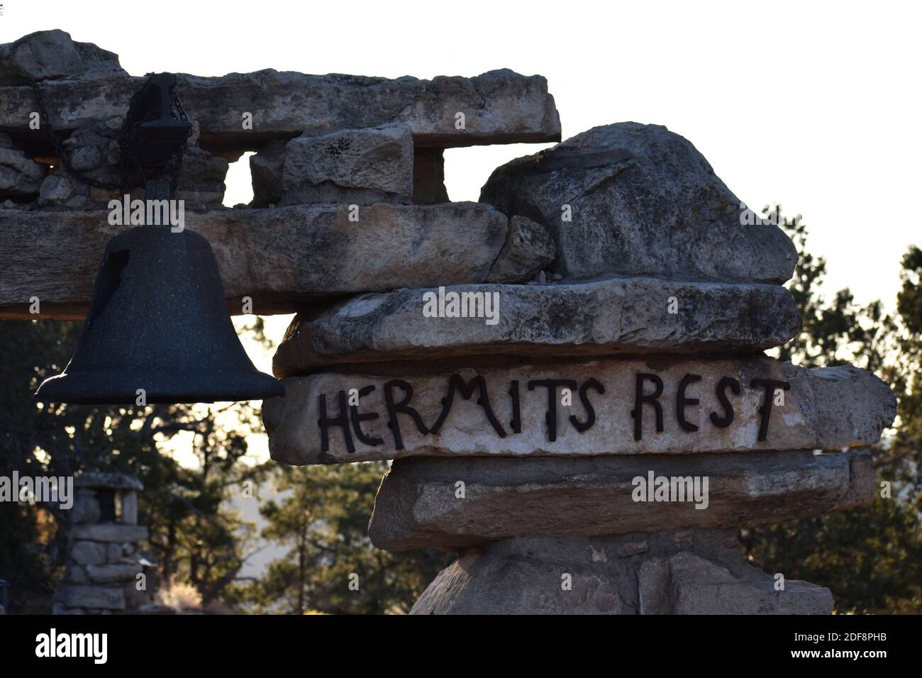 Un panneau métallique pour Hermites Rest et une cloche avec une fissure sur une arche de pierre dans le parc national du Grand Canyon, Arizona. Conçu par Mary Coulter. Banque D'Images