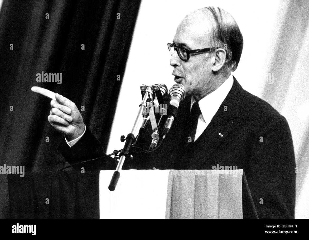 AJAXNETPHOTO. 3 MAI 1981. PARIS, FRANCE. - ESPOIR PRÉSIDENTIEL - VALÉRY GISCARD D'ESTAING, DÉCÉDÉ LE 02 DÉCEMBRE 2020, DONNE DE L'ESPIONNAGE À DES SUPPORTERS LORS D'UN RASSEMBLEMENT AUQUEL IL A ASSISTÉ.PHOTO:JONATHAN EASTLAND/AJAX REF:810305 1 2 Banque D'Images