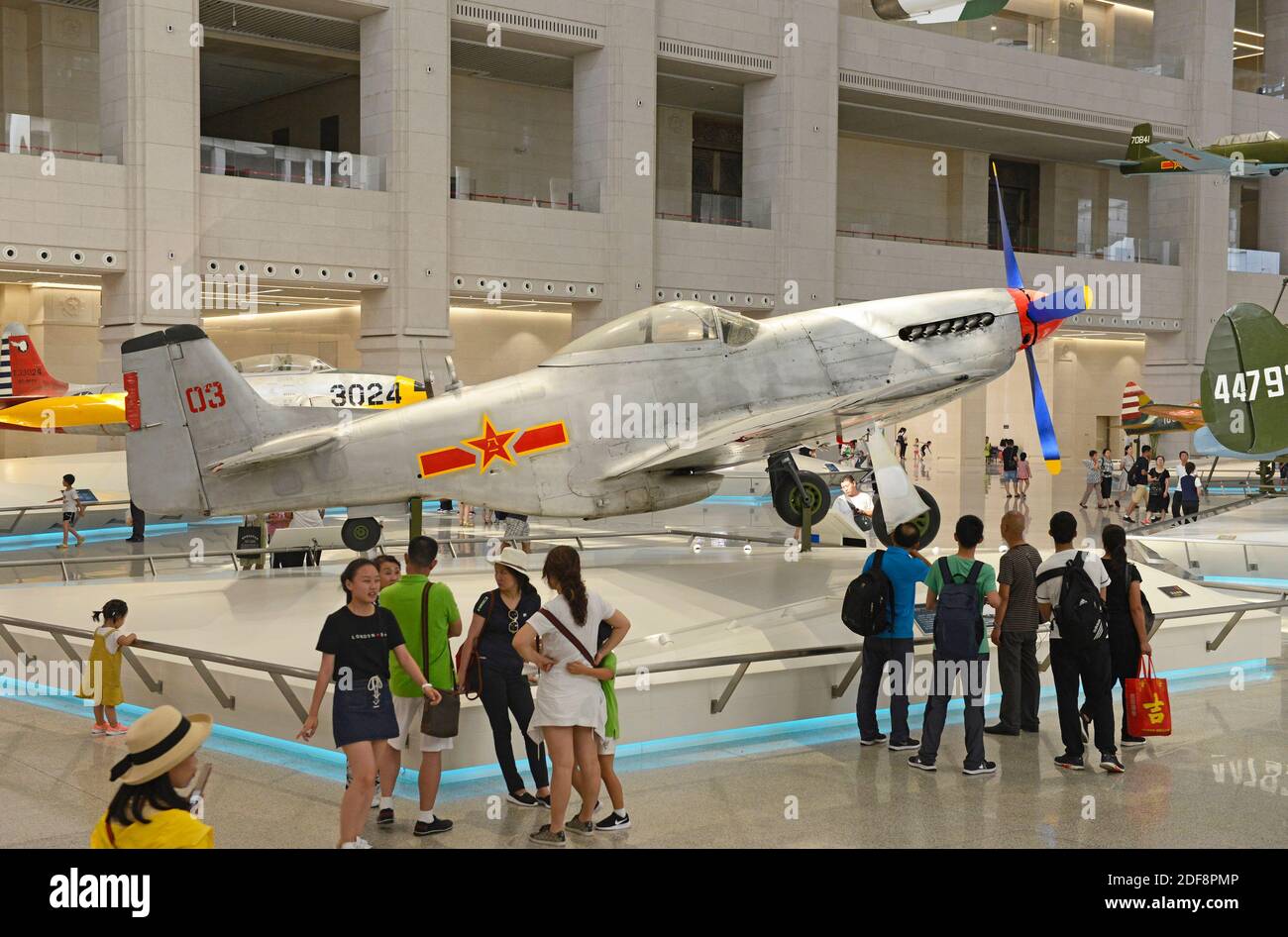 Un avion de chasse US P-51 Mustang en Chine est exposé dans le hall principal du musée militaire national de Beijing, en Chine Banque D'Images