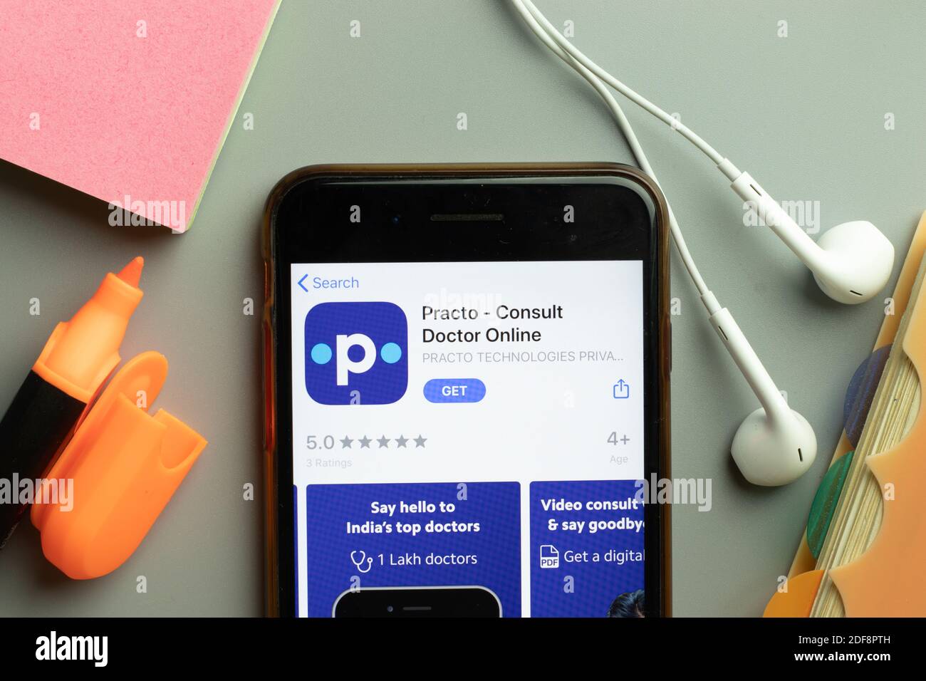 New York, Etats-Unis - 1er décembre 2020: Practo Consult Doctor Online icône de l'application mobile sur l'écran du téléphone vue du dessus, Illustration éditoriale. Banque D'Images