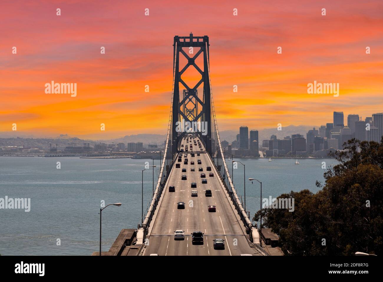 Vue sur le Bay Bridge et San Francisco California au coucher du soleil. Banque D'Images