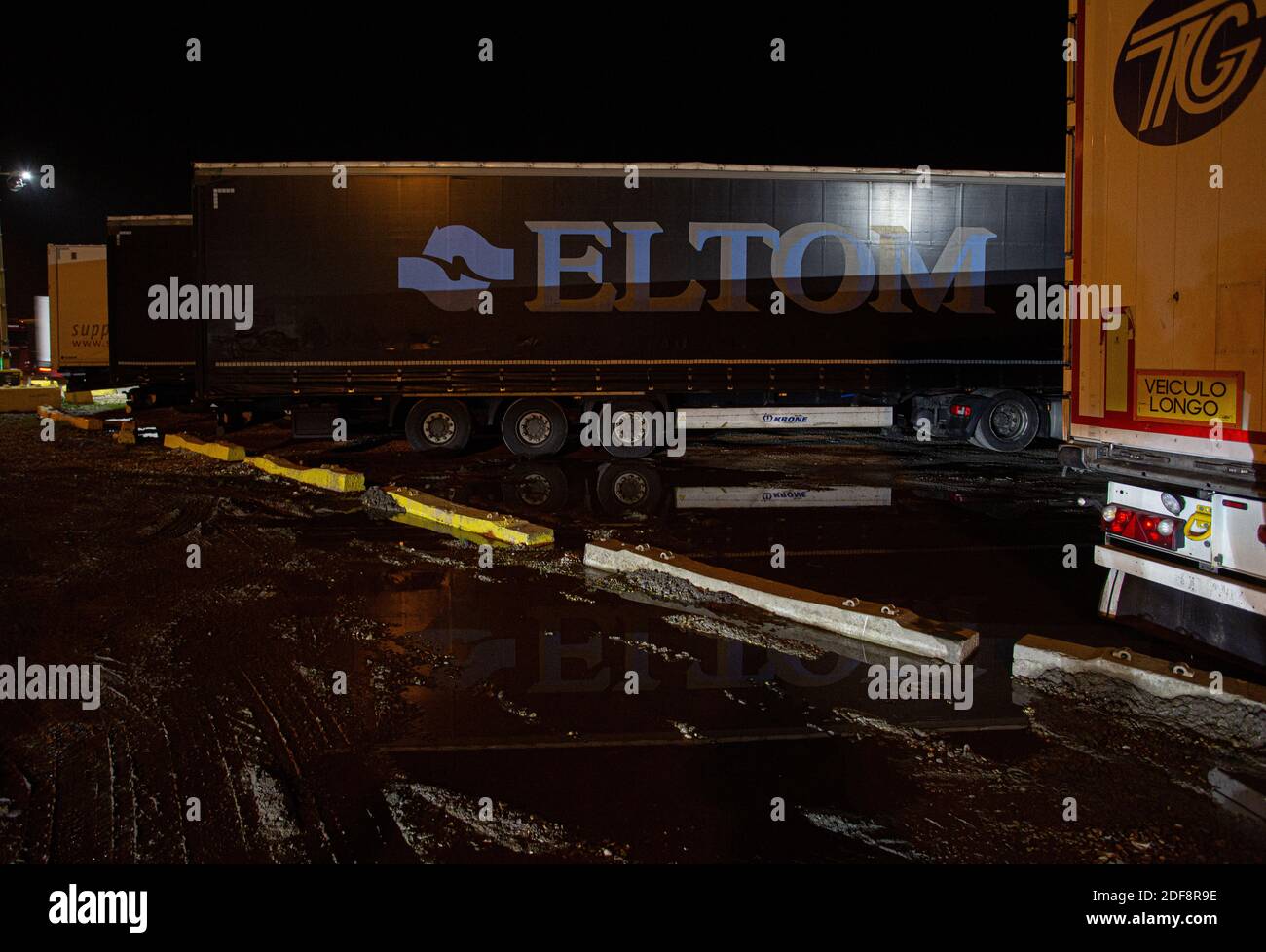 Des camions au dédouanement de fret de Motis à Douvres après le Brexit et réduisent les ralentissements au port. Banque D'Images
