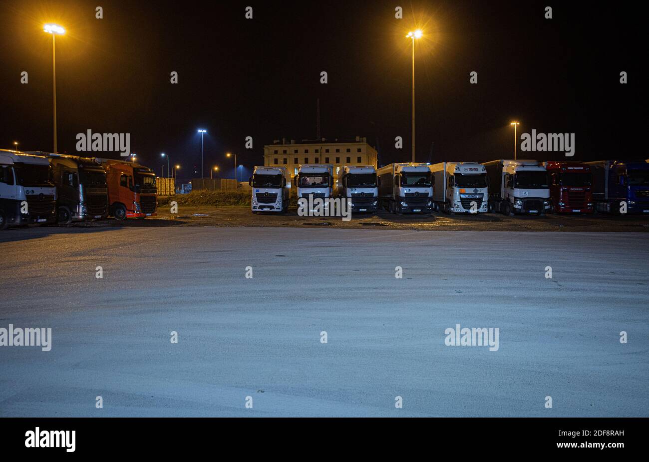Des camions au dédouanement de fret de Motis à Douvres après le Brexit et réduisent les ralentissements au port. Banque D'Images