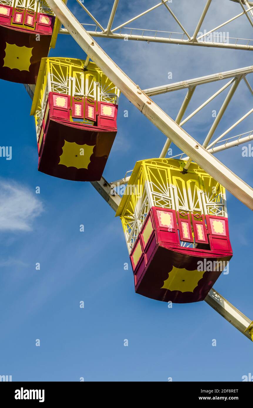 Gondoles d'une grande roue contre un ciel bleu ensoleillé Banque D'Images