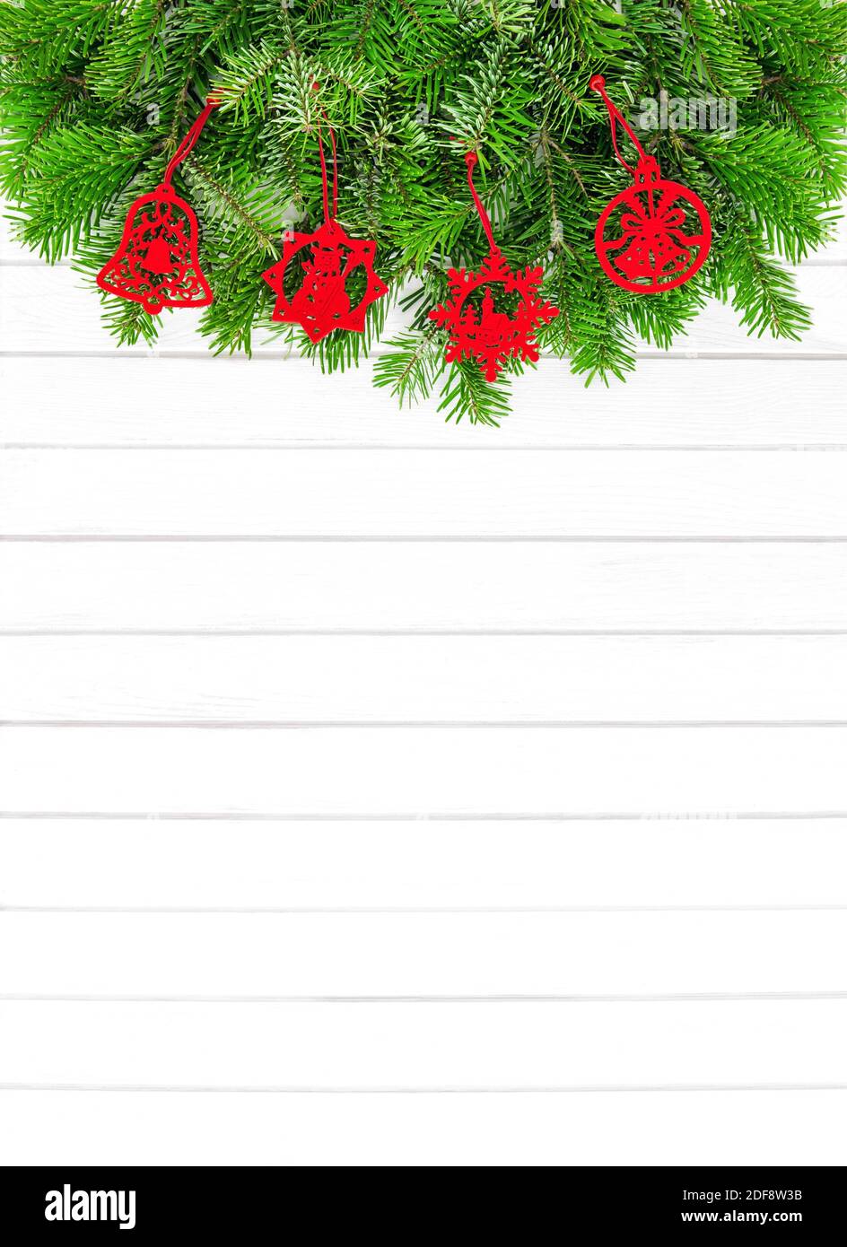 Fond de Noël avec décoration rouge sur texture bois blanc Banque D'Images