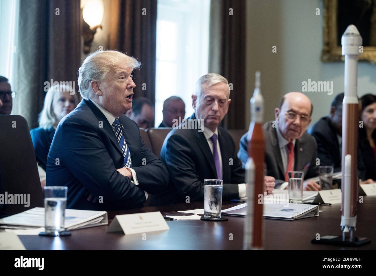 Le président AMÉRICAIN Donald J. Trump (L) s’exprime aux côtés du secrétaire américain à la Défense Jim Mattis (C) et du secrétaire américain au Commerce Wilbur Ross (R), avec des modèles de fusées visibles sur la table, lors d’une réunion avec des membres du cabinet Trump, dans la salle du Cabinet de la Maison Blanche à Washington, DC, Etats-Unis, 08 mars 2018. Photo par pool/ABACAPRESS.COM Banque D'Images