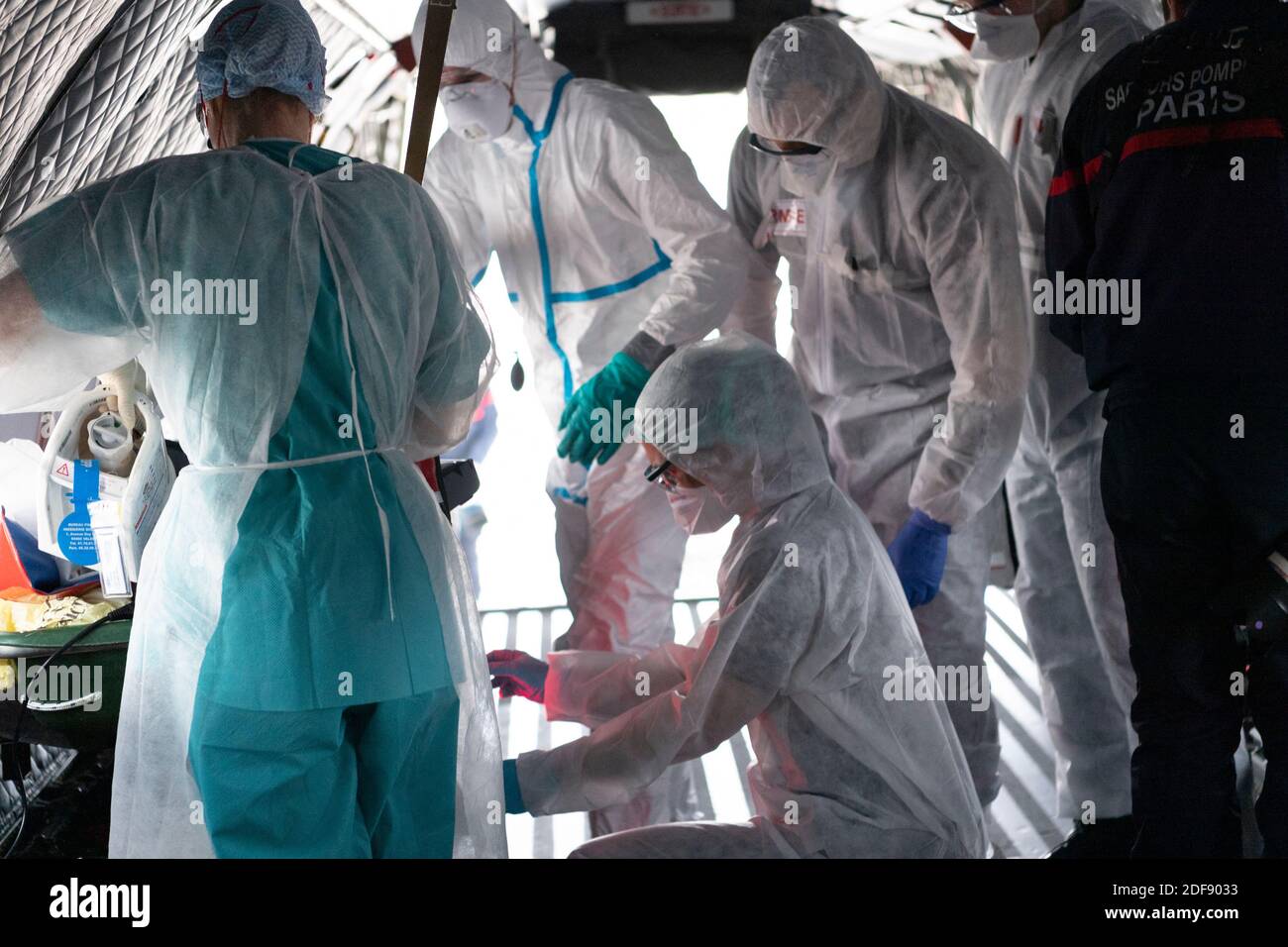 Le personnel médical installe un patient infecté par Covid-19 dans un atlas A400M avant son évacuation dans un hôpital en dehors de la région parisienne, le 3 avril 2020 à l'aéroport d'Orly, au sud de Paris, en France. L'aéroport d'Orly, désormais fermé aux voyageurs, a été transformé en centre d'évacuation dans le cadre d'une opération visant à soulager les hôpitaux de la région parisienne, à peine touchée par l'épidémie de Covid-19 causée par le nouveau coronavirus. 4 patients de la région Ile-de-France avec Covid-19 à Clermont-Ferrand à bord d'un atlas A400M. Documentation photos par Emma LE ROUZIC / Armée de l'air / Défense via ABACAPRESS.COM Banque D'Images