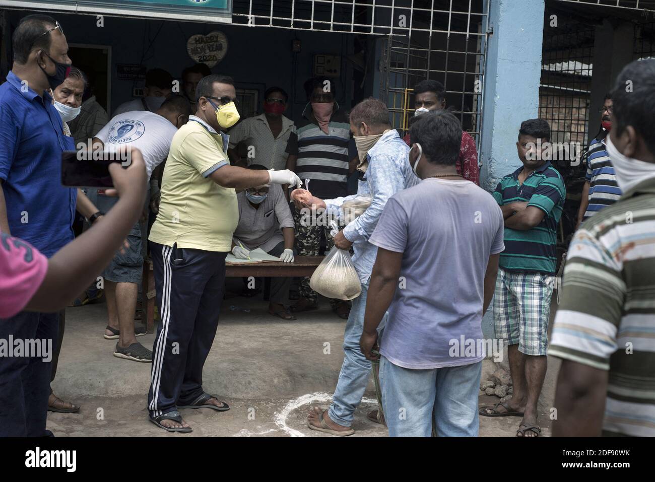 Une association de pousse-pousse-auto fournit aux conducteurs automobiles et aux propriétaires de pousse-pousse-pousse-pousse-auto 5 kgs riz, 3 kgs pomme de terre et 1/2 kg lentilles pendant 21 jours de verrouillage en Inde en raison de la pandémie de covid 19. Les conducteurs de scie à rocksaw et les propriétaires sont pauvres et sans travail maintenant. Kolkata, Bengale-Occidental, Inde le 3 avril 2020. Photo par Arindam Mukherjee/ABACAPRESS.COM Banque D'Images