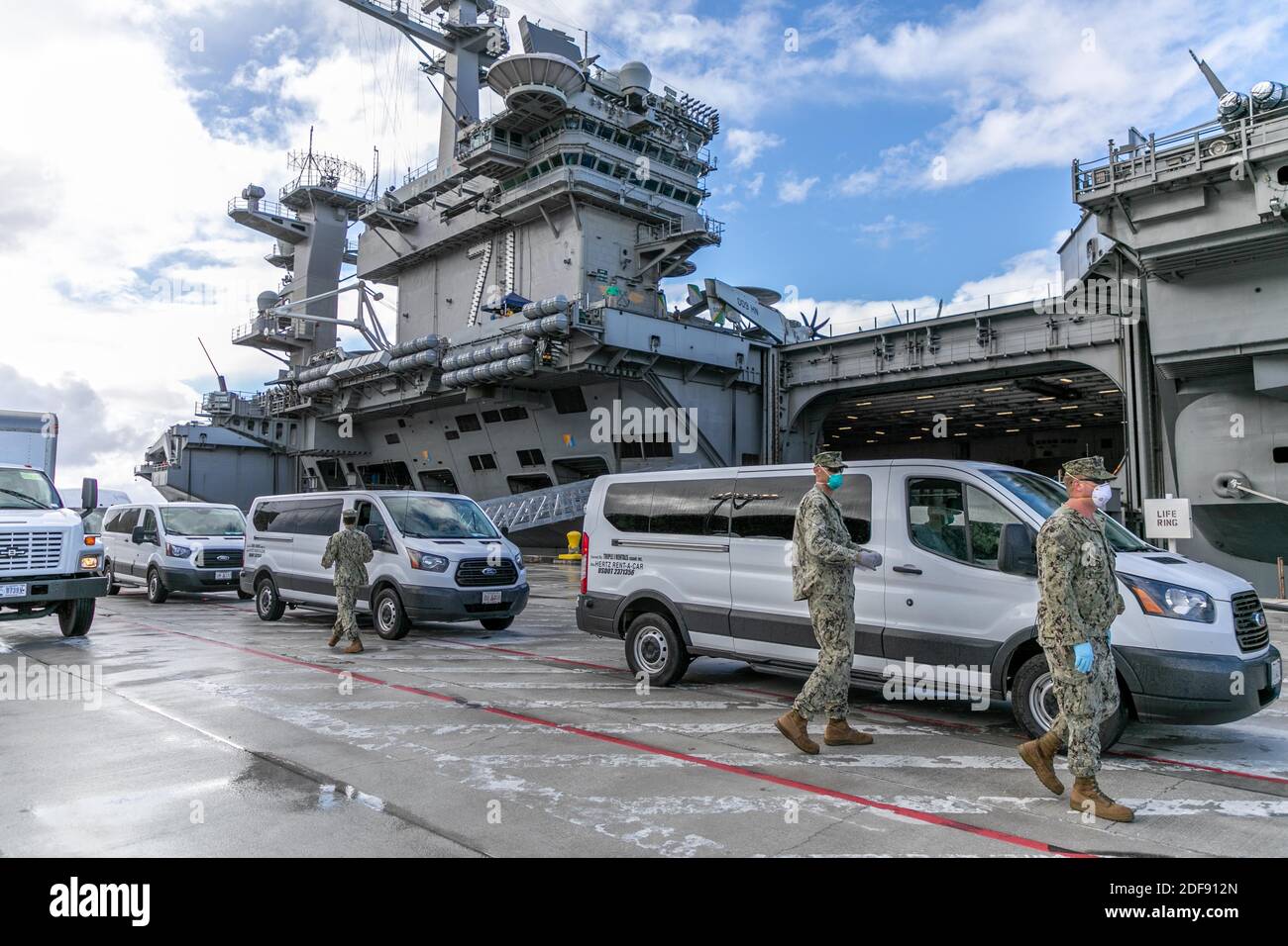 Distribuez la photo datée du 3 avril 2020 des mouseabees affectés au bataillon de construction mobile navale (NMCB) 1 et au NMCB 5 pour coordonner le transport des marins affectés au porte-avions USS Theodore Roosevelt (CVN 71) Qui ont subi des tests négatifs pour COVID-19 et sont asymptomatiques de la base navale de Guam au Gouvernement de Guam et d'hébergement commercial approuvé par les militaires. Les marins devront demeurer en quarantaine dans leur logement assigné pendant au moins 14 jours, conformément à la directive du ministère de la Défense et à l’ordonnance du gouverneur. Les véhicules ont quitté le quai et ont pris en charge les marins Theodore Roosevelt wh Banque D'Images