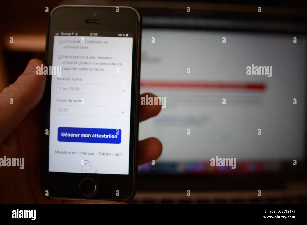 Cette photo prise le 6 avril 2020 montre le site permettant un certificat numérique de déplacement dérogatoire. En raison du confinement lié à l'épidémie du coronavirus, un certificat est exigé pour voyager depuis le 17 mars 2020. Photo de Ronan Houssin/ABACAPRESS.COM Banque D'Images