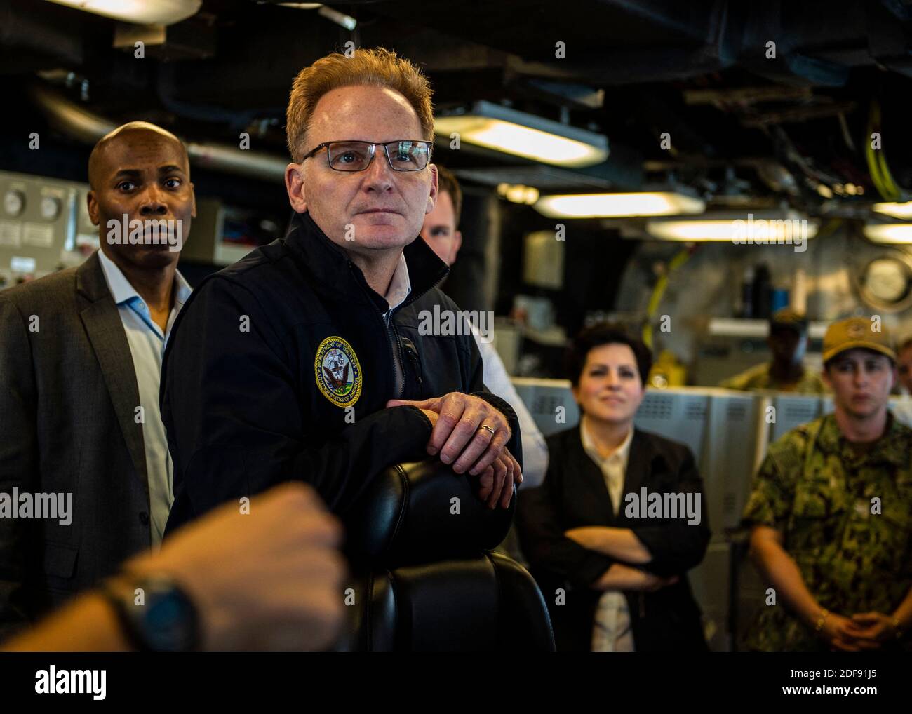 Remettre le dossier photo en date du 14 janvier 2020 du secrétaire de la Marine par intérim Thomas B. Molly visite le pont et le centre d'information de commandement (CIC) du navire de combat littoral variante Independence USS Gabrielle Giffords (LCS 10) à Singapour. Le secrétaire de la Marine par intérim, Thomas Modly, a démissionné mardi après avoir examiné avec soin la façon dont il avait manipulé le tir d'un capitaine de porte-avions qui avait demandé de l'aide pour une éclosion de coronavirus. Modly est tombé sous le feu et a été appelé par les législateurs démocrates à démissionner après que les remarques faites lors de son discours à l'équipage de l'USS Theodore Roosevelt ont été présentées Banque D'Images