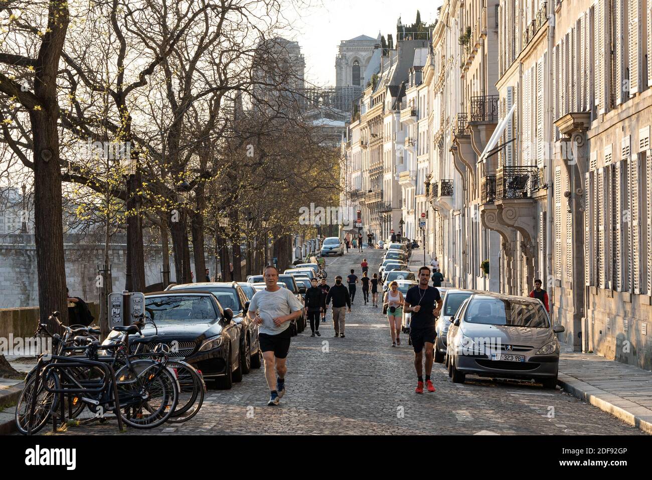 Les gens se présentent sur l'Ile-Saint-Louis près de notre Dame de Paris le 24e jour de confinement dû au Covid-19 à Paris, France, le 8 avril 2020. L'hôtel de ville de Paris a annoncé une interdiction de toutes les activités sportives individuelles à Paris entre 10:00 et 19:00. Photo de Florent Bardos/ABACAPRESS.COM Banque D'Images