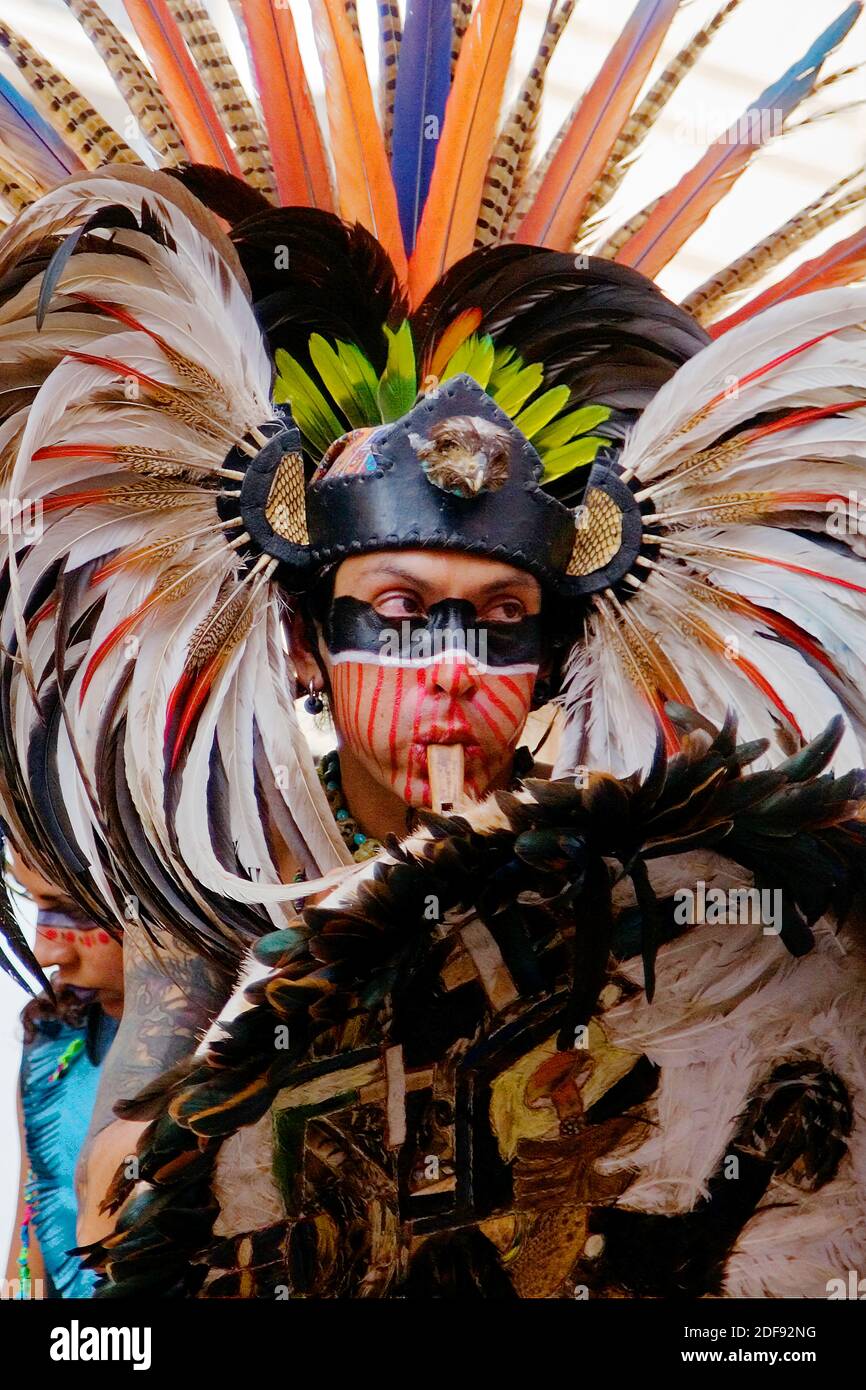 LES DANSEURS AZTÈQUES se produisent dans un costume traditionnel de guerrier à plumes lors du CERVANTINO FESTIVAL - GUANAJUATO, MEXIQUE Banque D'Images