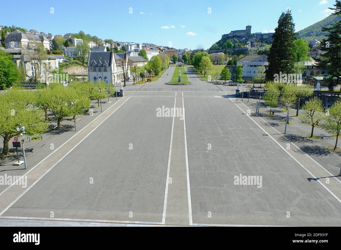 La basilique notre-Dame-du-Rosaire de Lourdes et ses environs sont vides à Lourdes, en France, le 10 avril 2020, car le site de pèlerinage catholique a été fermé au public en raison du vingt-quatrième jour d'un strict confinement à travers la France pour tenter d'arrêter la propagation du COVID-19, causé par le nouveau coronavirus. Lourdes est sur le point de vivre une semaine de Pâques sans précédent, sans fidèles. Photo de Thibaud Moritz/JMP/ABACAPRESS.COM Banque D'Images