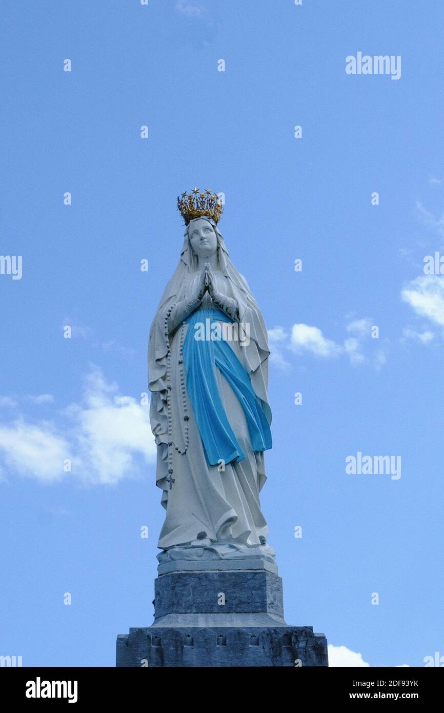 La basilique notre-Dame-du-Rosaire de Lourdes et ses environs sont vides à Lourdes, en France, le 10 avril 2020, car le site de pèlerinage catholique a été fermé au public en raison du vingt-quatrième jour d'un strict confinement à travers la France pour tenter d'arrêter la propagation du COVID-19, causé par le nouveau coronavirus. Lourdes est sur le point de vivre une semaine de Pâques sans précédent, sans fidèles. Photo de Thibaud Moritz/JMP/ABACAPRESS.COM Banque D'Images