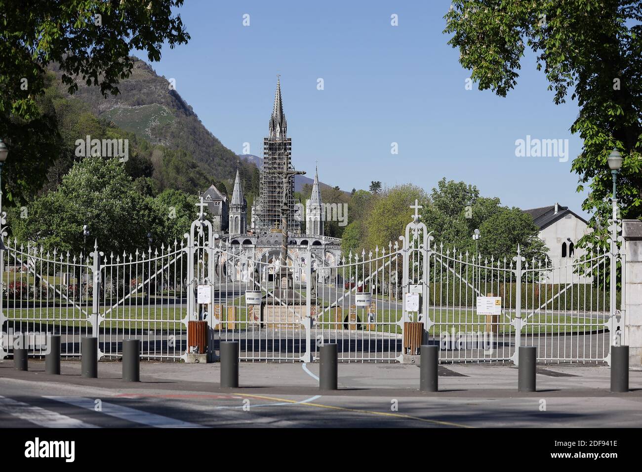 La basilique notre-Dame-du-Rosaire de Lourdes et ses environs sont vides à Lourdes, en France, le 10 avril 2020, car le site de pèlerinage catholique a été fermé au public en raison du vingt-quatrième jour d'un strict confinement à travers la France pour tenter d'arrêter la propagation du COVID-19, causé par le nouveau coronavirus. Lourdes est sur le point de vivre une semaine de Pâques sans précédent, sans fidèles. Photo de Thibaud Moritz/JMP/ABACAPRESS.COM Banque D'Images