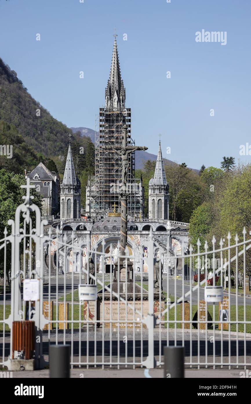 La basilique notre-Dame-du-Rosaire de Lourdes et ses environs sont vides à Lourdes, en France, le 10 avril 2020, car le site de pèlerinage catholique a été fermé au public en raison du vingt-quatrième jour d'un strict confinement à travers la France pour tenter d'arrêter la propagation du COVID-19, causé par le nouveau coronavirus. Lourdes est sur le point de vivre une semaine de Pâques sans précédent, sans fidèles. Photo de Thibaud Moritz/JMP/ABACAPRESS.COM Banque D'Images