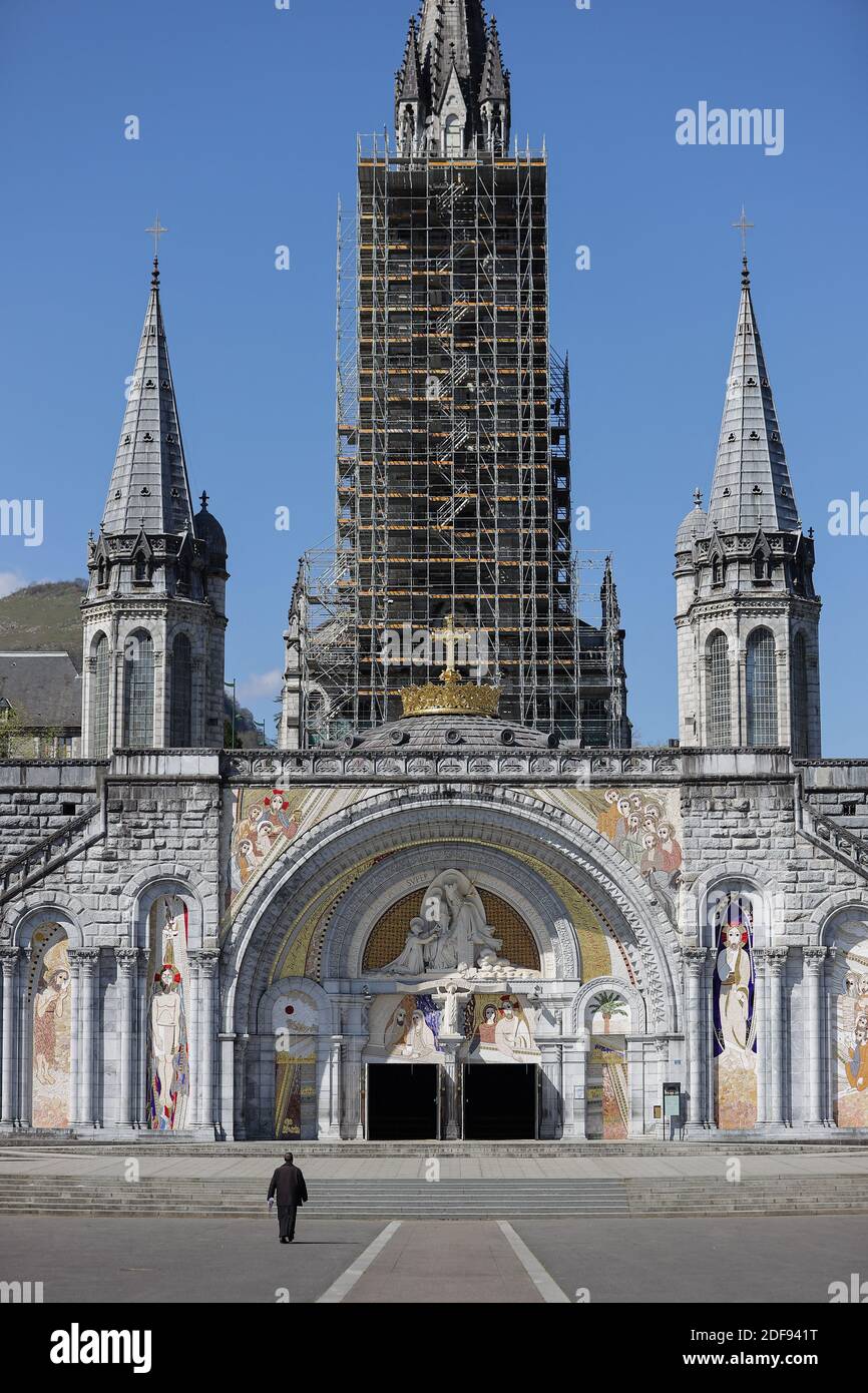 La basilique notre-Dame-du-Rosaire de Lourdes et ses environs sont vides à Lourdes, en France, le 10 avril 2020, car le site de pèlerinage catholique a été fermé au public en raison du vingt-quatrième jour d'un strict confinement à travers la France pour tenter d'arrêter la propagation du COVID-19, causé par le nouveau coronavirus. Lourdes est sur le point de vivre une semaine de Pâques sans précédent, sans fidèles. Photo de Thibaud Moritz/JMP/ABACAPRESS.COM Banque D'Images