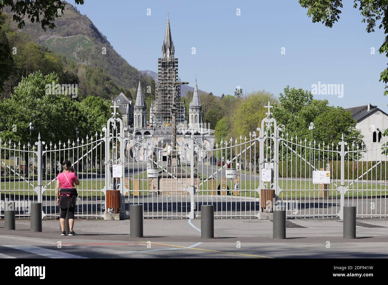 La basilique notre-Dame-du-Rosaire de Lourdes et ses environs sont vides à Lourdes, en France, le 10 avril 2020, car le site de pèlerinage catholique a été fermé au public en raison du vingt-quatrième jour d'un strict confinement à travers la France pour tenter d'arrêter la propagation du COVID-19, causé par le nouveau coronavirus. Lourdes est sur le point de vivre une semaine de Pâques sans précédent, sans fidèles. Photo de Thibaud Moritz/JMP/ABACAPRESS.COM Banque D'Images