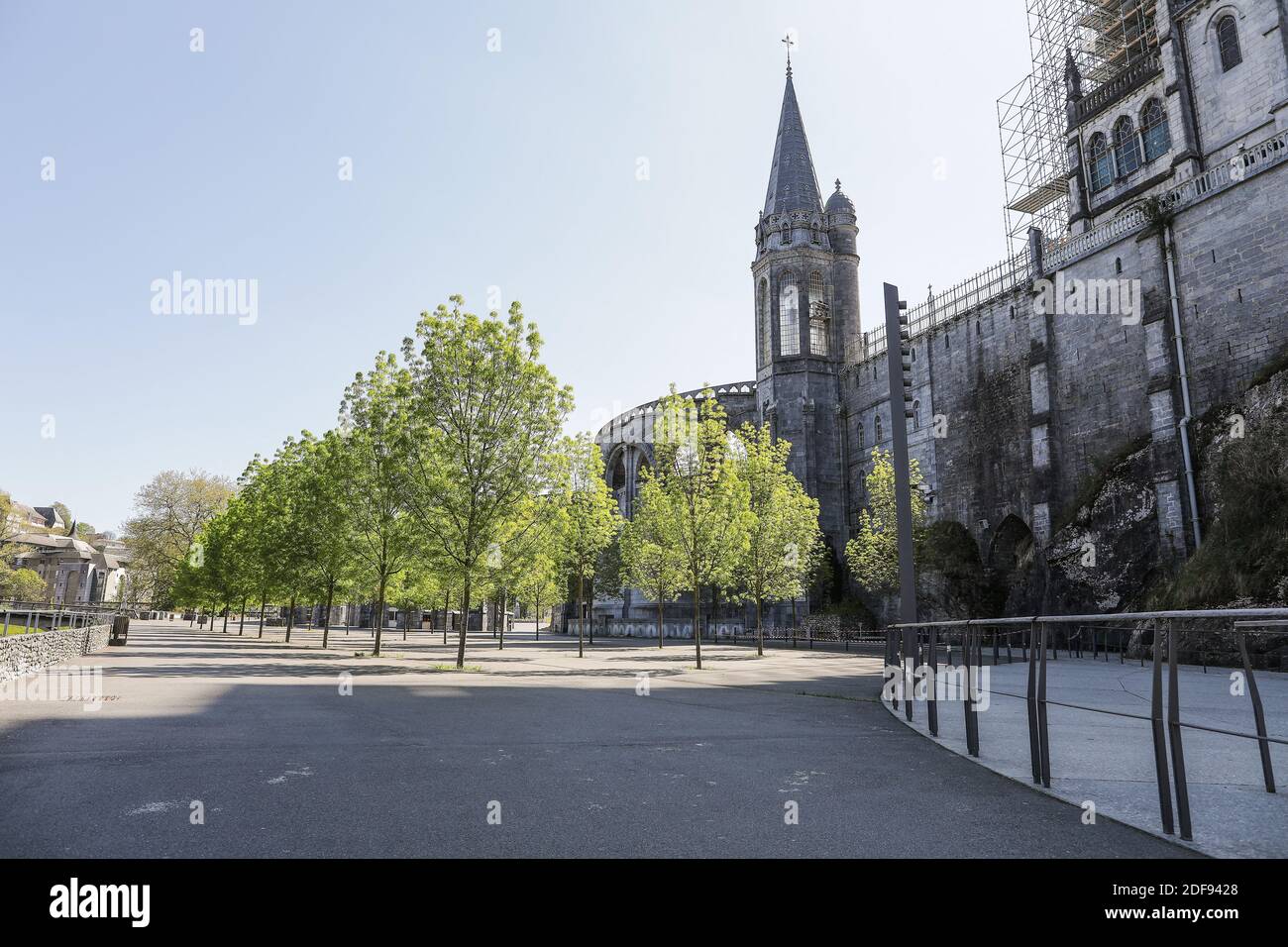 La basilique notre-Dame-du-Rosaire de Lourdes et ses environs sont vides à Lourdes, en France, le 10 avril 2020, car le site de pèlerinage catholique a été fermé au public en raison du vingt-quatrième jour d'un strict confinement à travers la France pour tenter d'arrêter la propagation du COVID-19, causé par le nouveau coronavirus. Lourdes est sur le point de vivre une semaine de Pâques sans précédent, sans fidèles. Photo de Thibaud Moritz/JMP/ABACAPRESS.COM Banque D'Images