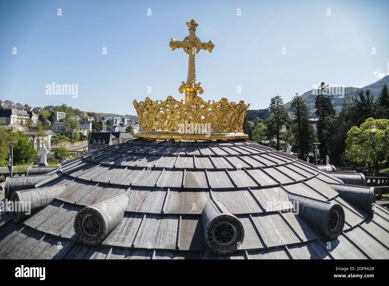 La basilique notre-Dame-du-Rosaire de Lourdes et ses environs sont vides à Lourdes, en France, le 10 avril 2020, car le site de pèlerinage catholique a été fermé au public en raison du vingt-quatrième jour d'un strict confinement à travers la France pour tenter d'arrêter la propagation du COVID-19, causé par le nouveau coronavirus. Lourdes est sur le point de vivre une semaine de Pâques sans précédent, sans fidèles. Photo de Thibaud Moritz/JMP/ABACAPRESS.COM Banque D'Images