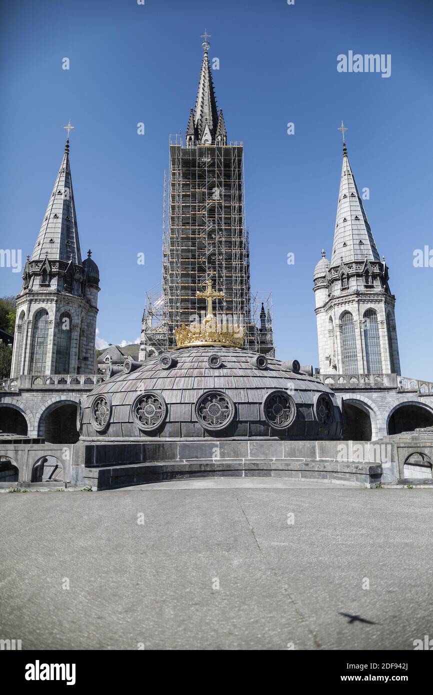La basilique notre-Dame-du-Rosaire de Lourdes et ses environs sont vides à Lourdes, en France, le 10 avril 2020, car le site de pèlerinage catholique a été fermé au public en raison du vingt-quatrième jour d'un strict confinement à travers la France pour tenter d'arrêter la propagation du COVID-19, causé par le nouveau coronavirus. Lourdes est sur le point de vivre une semaine de Pâques sans précédent, sans fidèles. Photo de Thibaud Moritz/JMP/ABACAPRESS.COM Banque D'Images