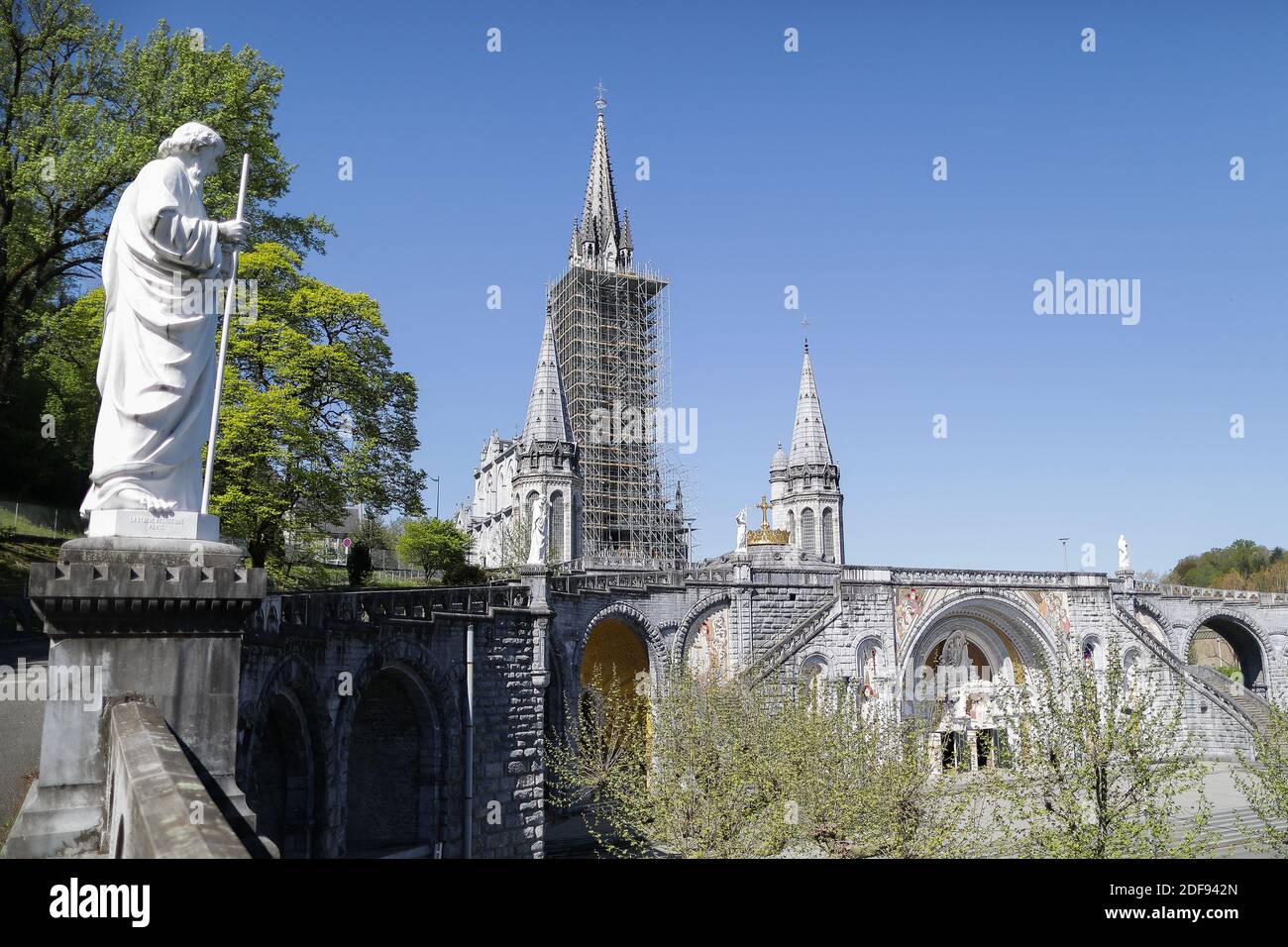 La basilique notre-Dame-du-Rosaire de Lourdes et ses environs sont vides à Lourdes, en France, le 10 avril 2020, car le site de pèlerinage catholique a été fermé au public en raison du vingt-quatrième jour d'un strict confinement à travers la France pour tenter d'arrêter la propagation du COVID-19, causé par le nouveau coronavirus. Lourdes est sur le point de vivre une semaine de Pâques sans précédent, sans fidèles. Photo de Thibaud Moritz/JMP/ABACAPRESS.COM Banque D'Images