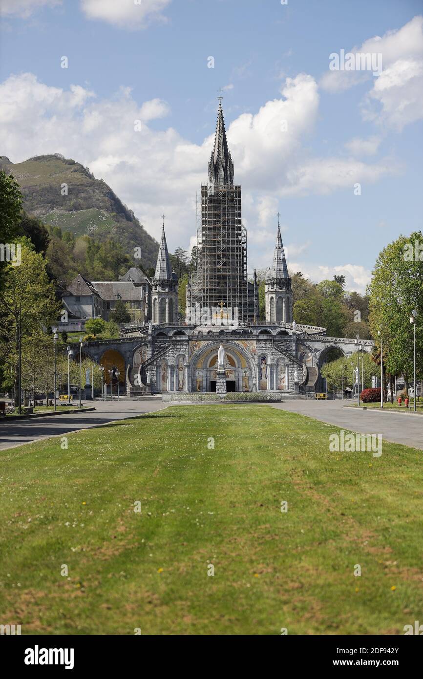 La basilique notre-Dame-du-Rosaire de Lourdes et ses environs sont vides à Lourdes, en France, le 10 avril 2020, car le site de pèlerinage catholique a été fermé au public en raison du vingt-quatrième jour d'un strict confinement à travers la France pour tenter d'arrêter la propagation du COVID-19, causé par le nouveau coronavirus. Lourdes est sur le point de vivre une semaine de Pâques sans précédent, sans fidèles. Photo de Thibaud Moritz/JMP/ABACAPRESS.COM Banque D'Images