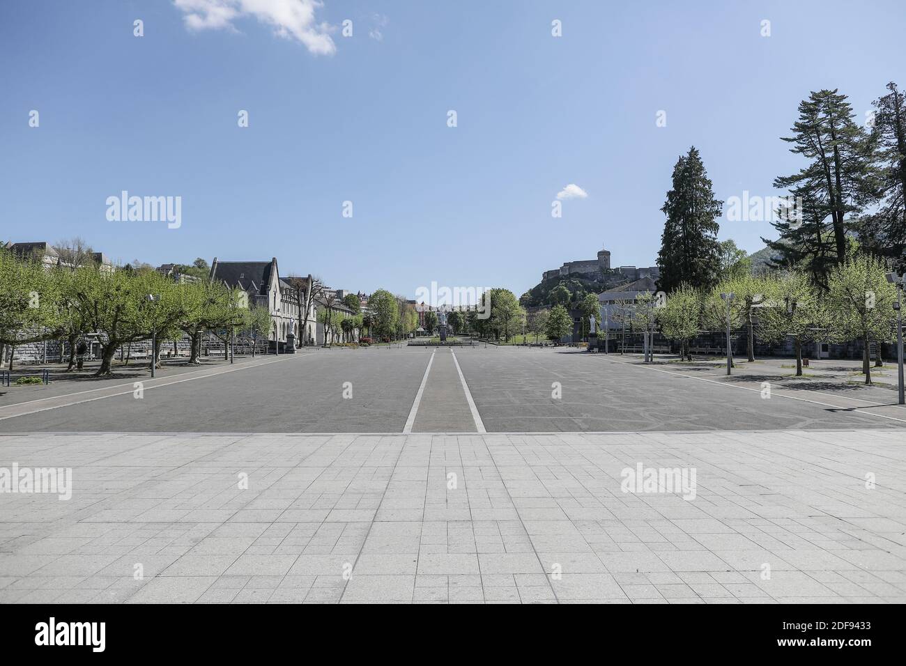 La basilique notre-Dame-du-Rosaire de Lourdes et ses environs sont vides à Lourdes, en France, le 10 avril 2020, car le site de pèlerinage catholique a été fermé au public en raison du vingt-quatrième jour d'un strict confinement à travers la France pour tenter d'arrêter la propagation du COVID-19, causé par le nouveau coronavirus. Lourdes est sur le point de vivre une semaine de Pâques sans précédent, sans fidèles. Photo de Thibaud Moritz/JMP/ABACAPRESS.COM Banque D'Images
