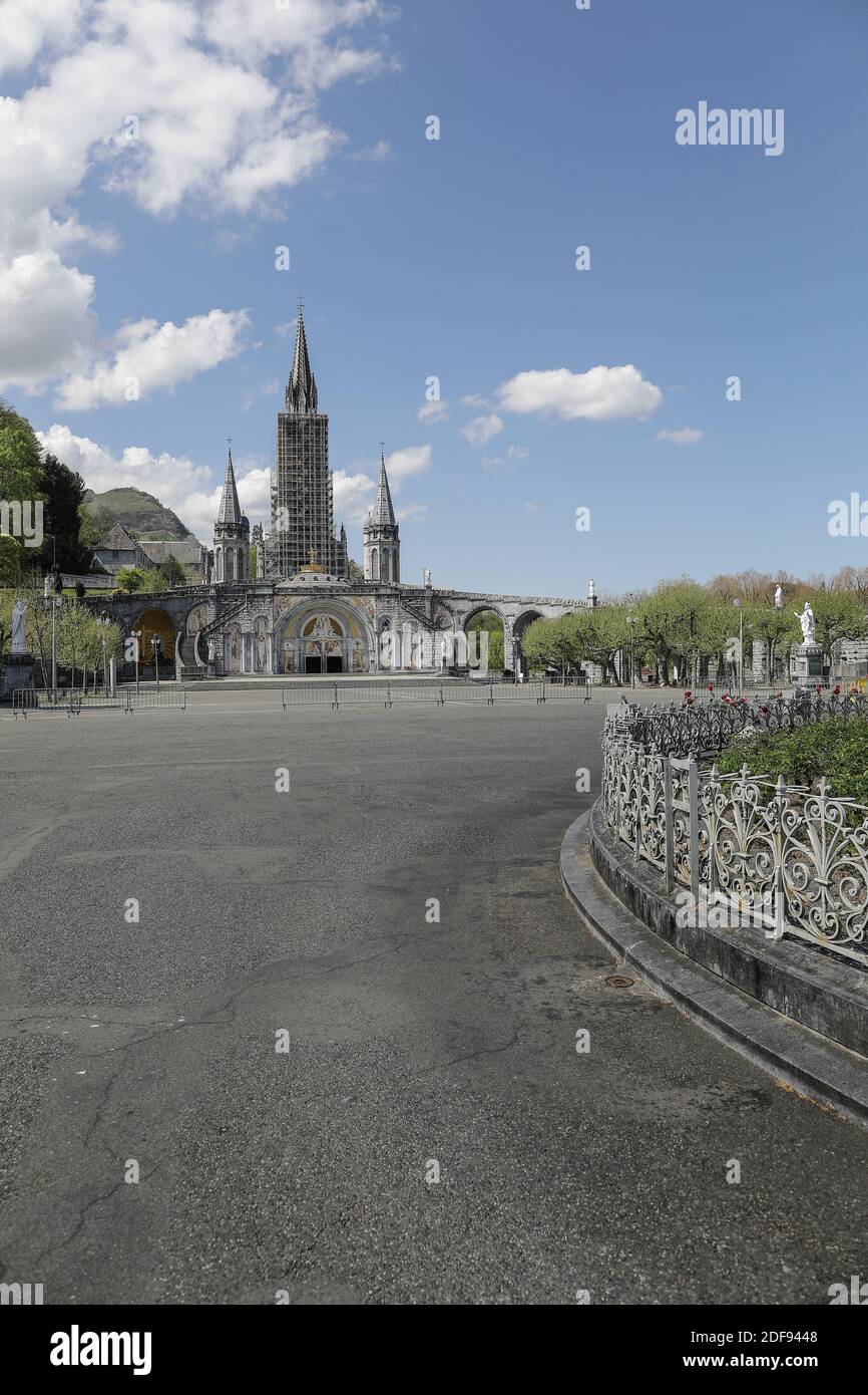 La basilique notre-Dame-du-Rosaire de Lourdes et ses environs sont vides à Lourdes, en France, le 10 avril 2020, car le site de pèlerinage catholique a été fermé au public en raison du vingt-quatrième jour d'un strict confinement à travers la France pour tenter d'arrêter la propagation du COVID-19, causé par le nouveau coronavirus. Lourdes est sur le point de vivre une semaine de Pâques sans précédent, sans fidèles. Photo de Thibaud Moritz/JMP/ABACAPRESS.COM Banque D'Images
