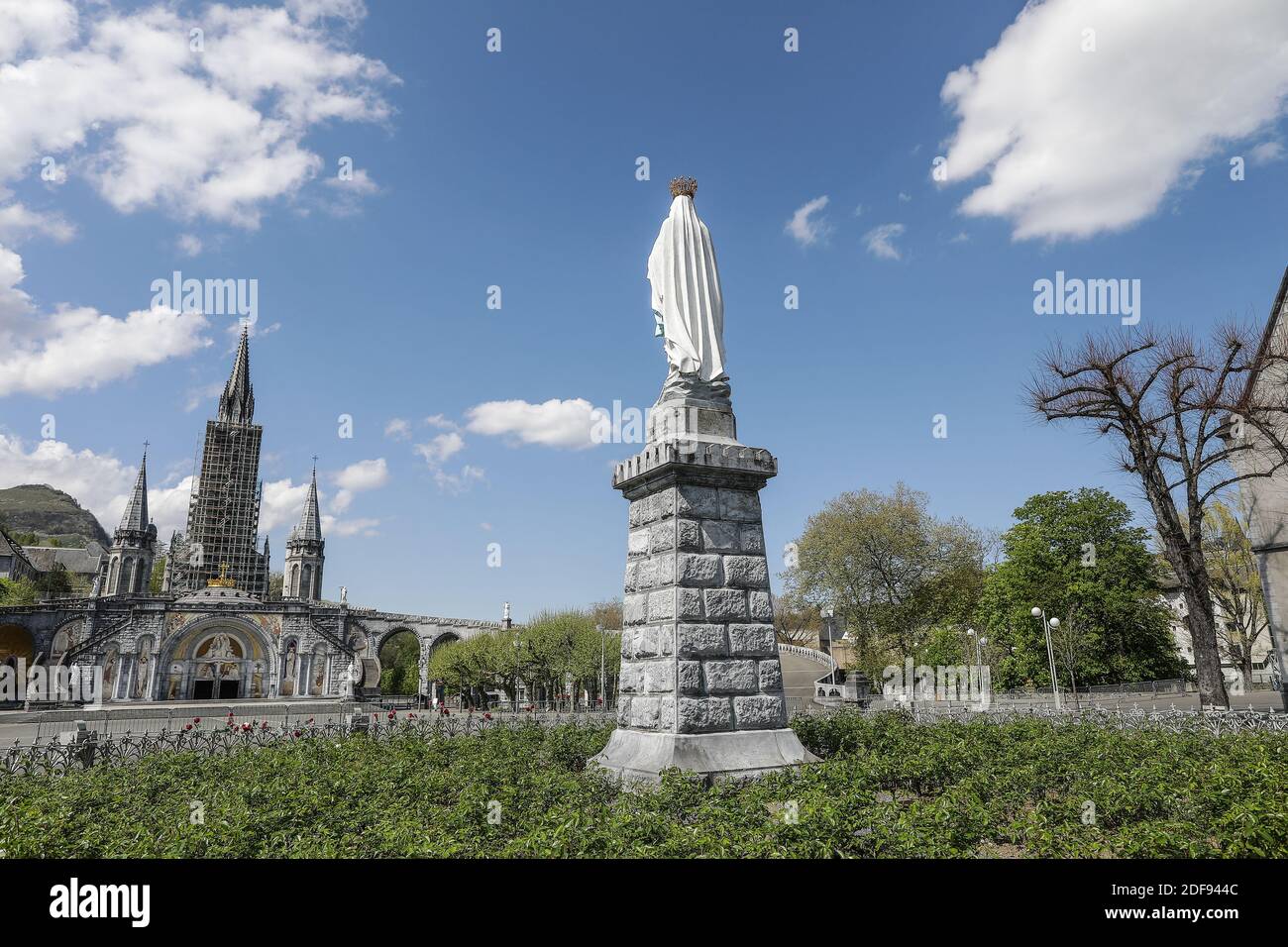 La basilique notre-Dame-du-Rosaire de Lourdes et ses environs sont vides à Lourdes, en France, le 10 avril 2020, car le site de pèlerinage catholique a été fermé au public en raison du vingt-quatrième jour d'un strict confinement à travers la France pour tenter d'arrêter la propagation du COVID-19, causé par le nouveau coronavirus. Lourdes est sur le point de vivre une semaine de Pâques sans précédent, sans fidèles. Photo de Thibaud Moritz/JMP/ABACAPRESS.COM Banque D'Images