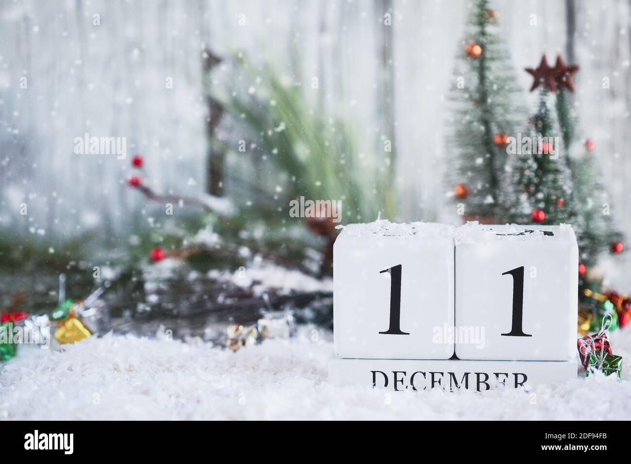 Blocs de calendrier en bois blanc avec date du 11 décembre et décorations de Noël avec neige. Mise au point sélective avec arrière-plan flou. Banque D'Images