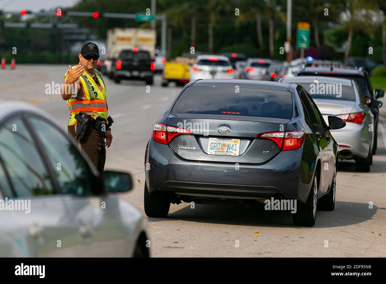 PAS DE FILM, PAS DE VIDÉO, PAS de télévision, PAS DE DOCUMENTAIRE - la police fait circuler les voitures dans un centre d'essais au drive-in COVID-19 près du stade Hard Rock à Miami Gardens, en Floride, le lundi 13 avril 2020. La Garde nationale de l'Armée de Floride a mis en place le centre et élargit maintenant ses critères d'essai pour inclure toute personne présentant des symptômes de COVID-19. Photo de Matias J. Ocner/Miami Herald/TNS/ABACAPRESS.COM Banque D'Images