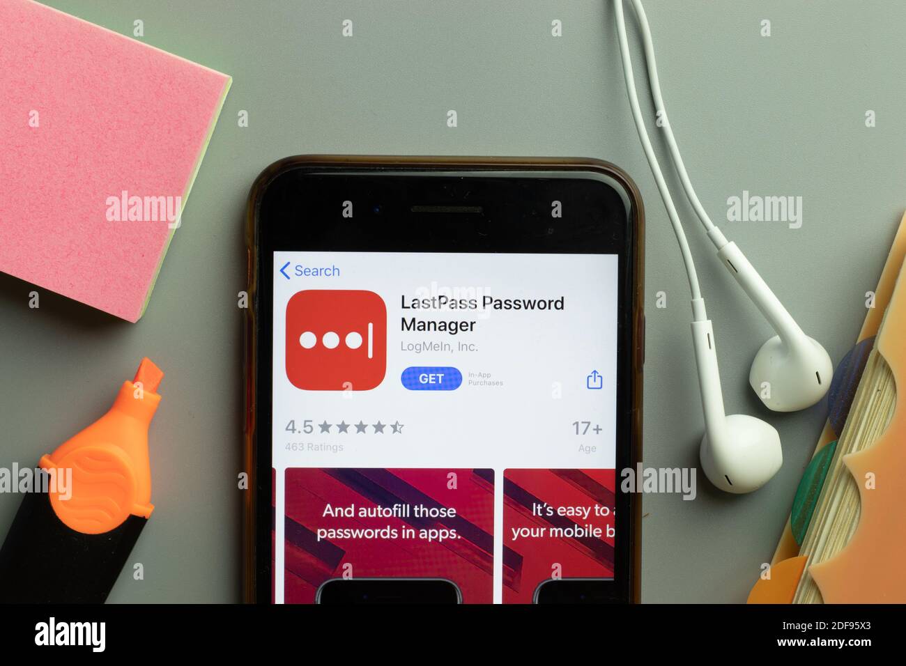 New York, Etats-Unis - 1er décembre 2020 : icône de l'application mobile LastPass Password Manager sur l'écran du téléphone, vue supérieure, Editorial. Banque D'Images