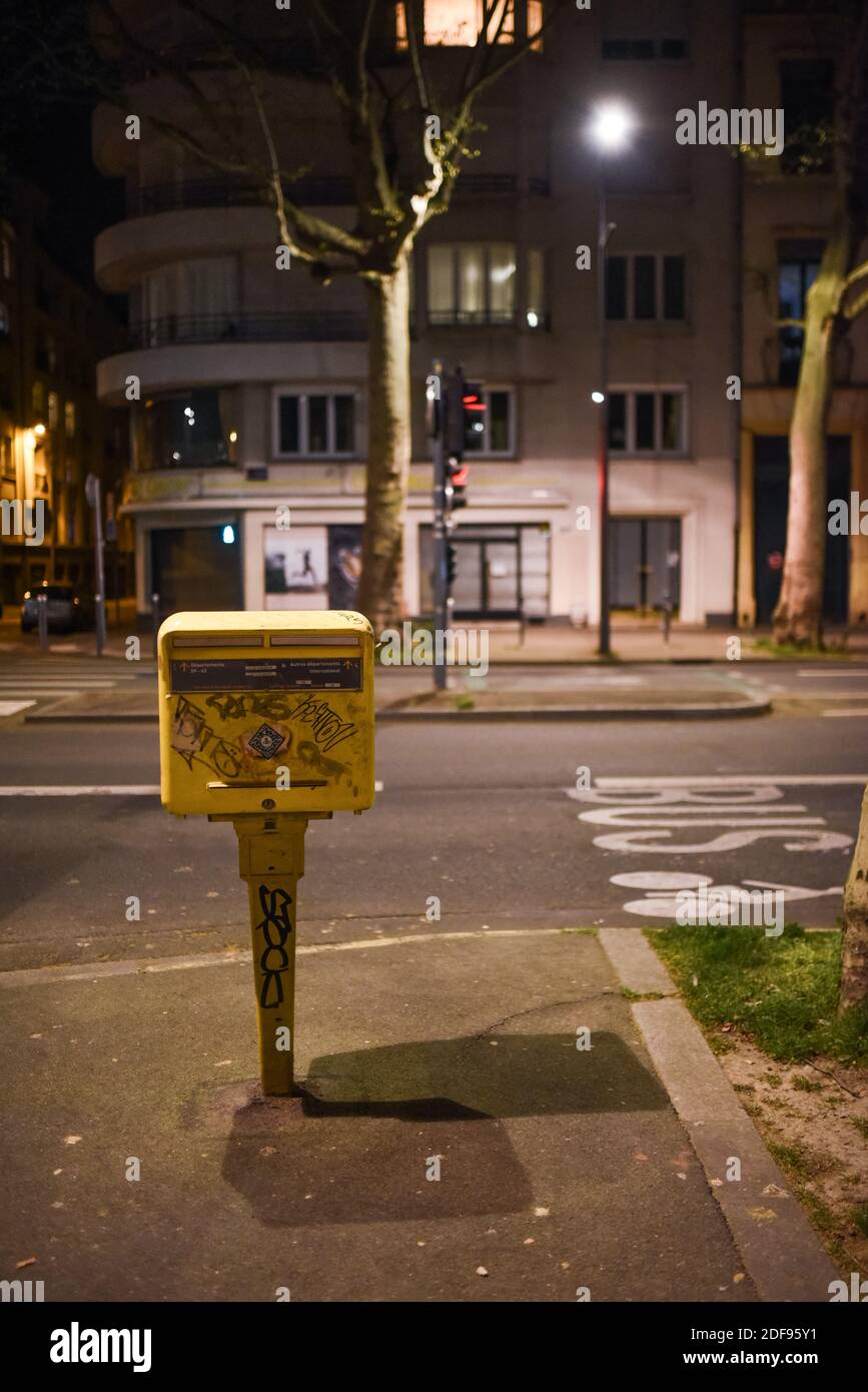 Une boîte postale est photographiée sur le boulevard de la liberté le 11  avril 2020 à Lille, dans le nord de la France. Lundi, le président français  a annoncé qu'il prolongarait un
