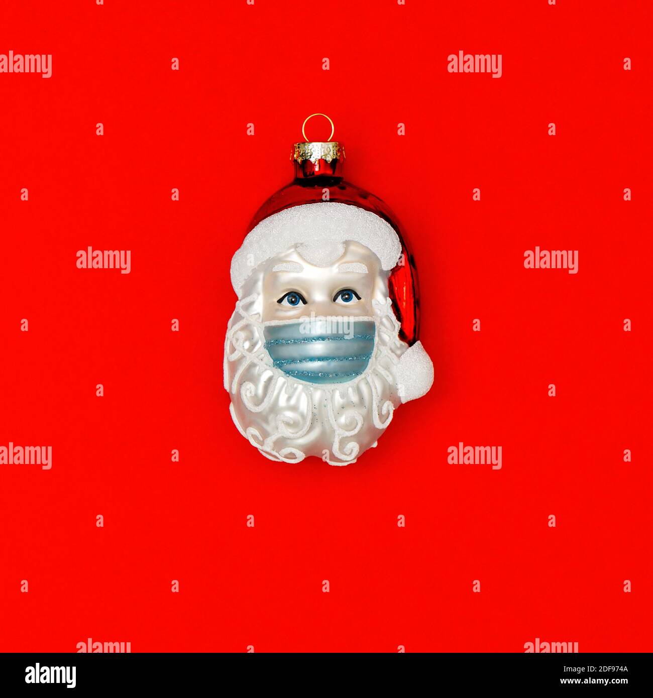 Le Père Noël et un masque de protection. Décoration de Noël. Concept de soins de santé du coronavirus Banque D'Images
