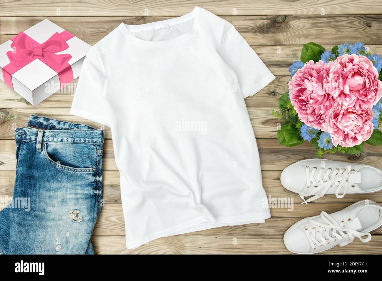 Maquette de t-shirt boîte cadeau de jour à plat de Saint-Valentin Banque D'Images