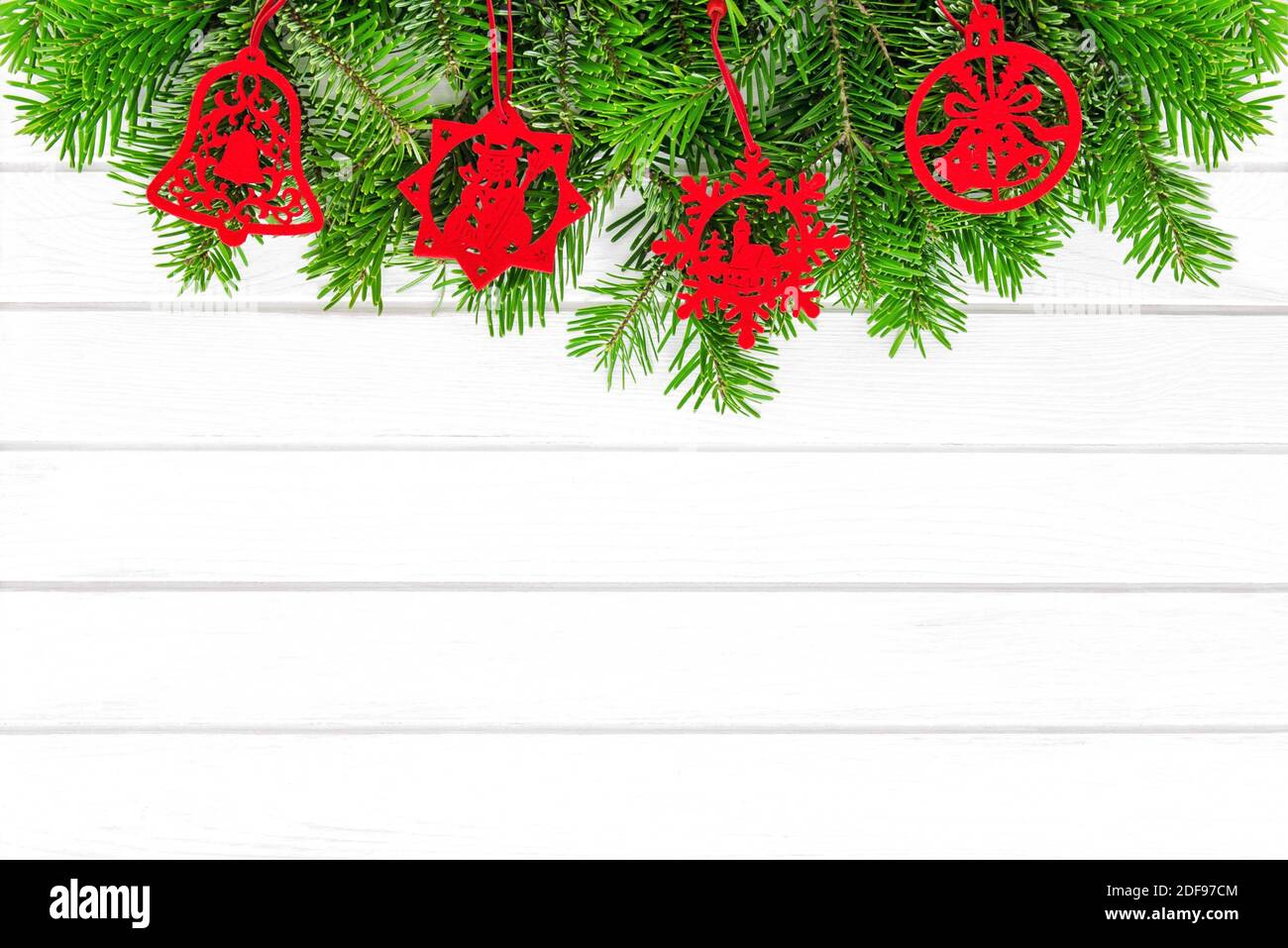 Décorations de Noël rouges sur fond de bois blanc Banque D'Images