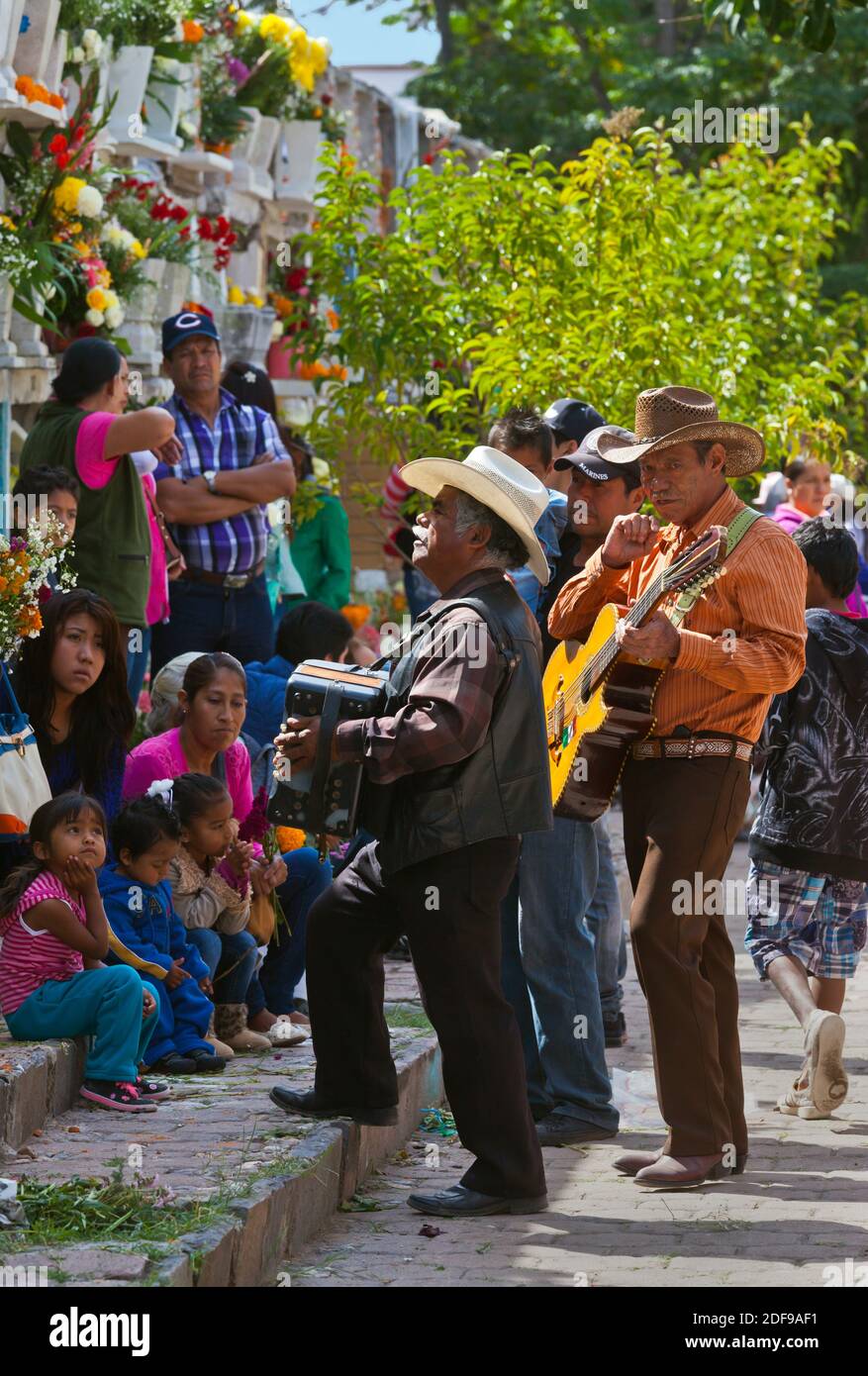 LES MUSICIENS jouent les chansons préférées de leurs proches en les accueillant de nouveau sur terre pendant LA JOURNÉE DES MORTS - SAN MIGUEL DE ALLENDE, MEXIQUE Banque D'Images