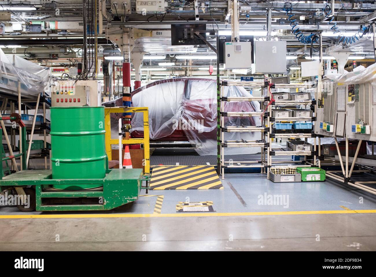 Une voiture est recouverte de plastique le premier jour de la réouverture de la fabrication de Toyota Motor après plus d'un mois d'inactivité en raison de la pandémie Covid-19. Valenciennes, Italie, le 21 avril 2020. Photo de Julie Sebadelha/ABACAPRESS.COM Banque D'Images