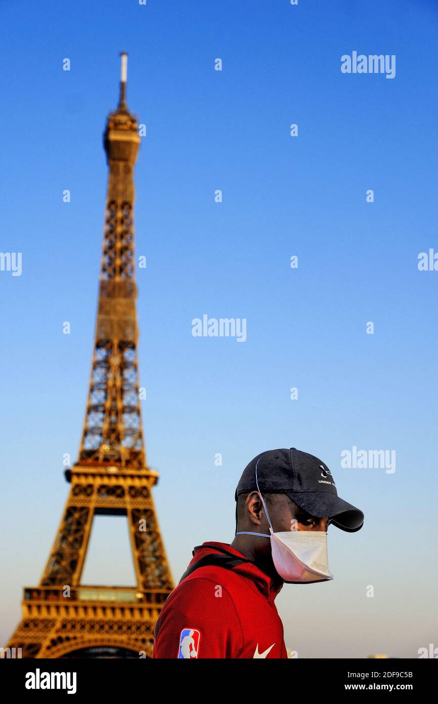 Man under eiffel tower Banque de photographies et d'images à haute  résolution - Alamy