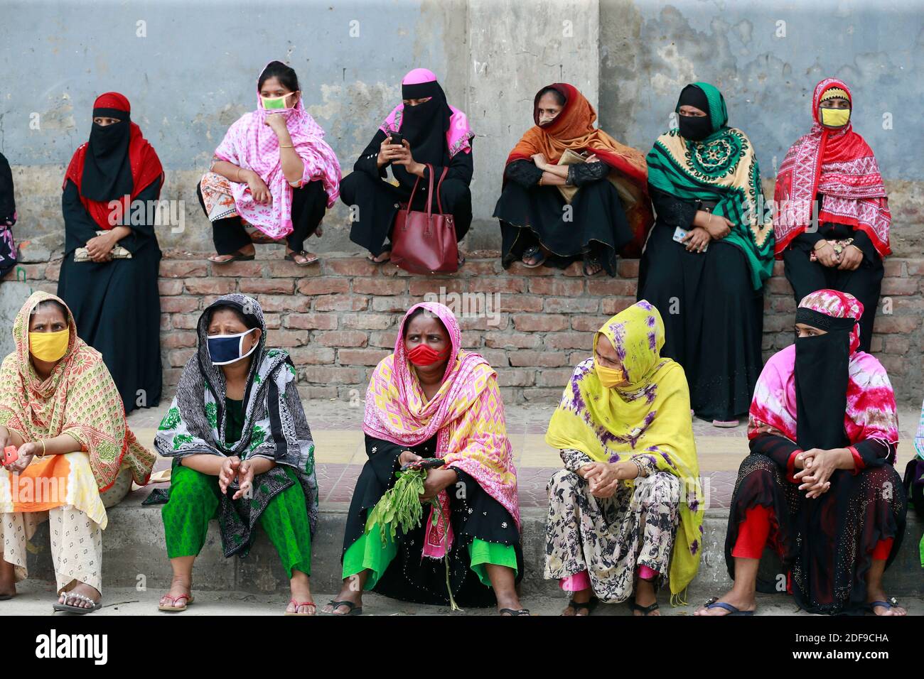 Les ouvriers bangladais de l'habillement bloquent une route exigeant leur salaire dû pendant le confinement national en raison de préoccupations au sujet de l'épidémie de COVID-19, à Dhaka, au Bangladesh, le 16 avril 2020. Les travailleurs de l'habillement sont descendus dans la rue pour protester, risquant ainsi d'être exposés à Covid-19, exigeant de savoir quand ils recevraient leur salaire dû. Photo de Suvra Kanti Das/ABACAPRESS.COM Banque D'Images