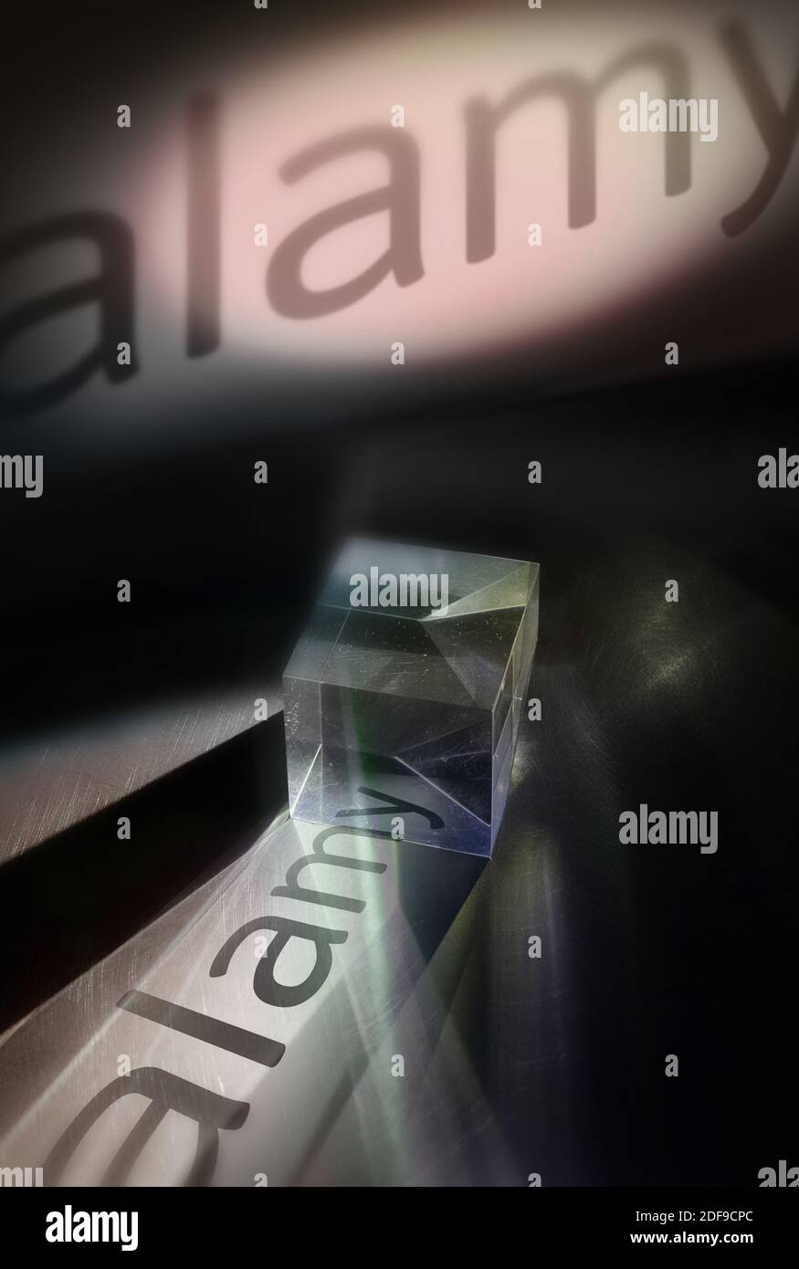 Une vue artistique du logo Alamy, à travers les réflexions d'un bloc de verre. Banque D'Images