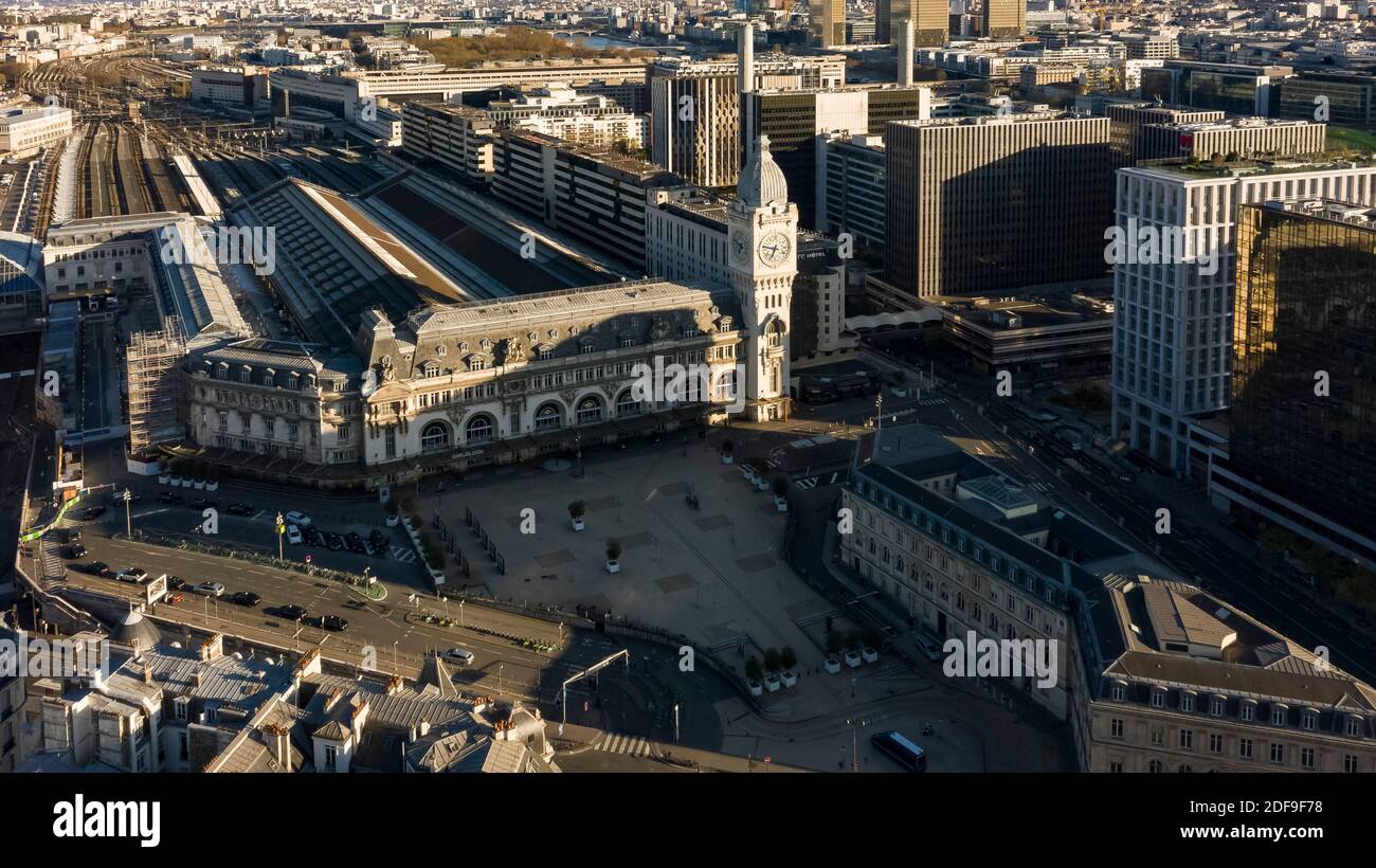 EXCLUSIF - DES TARIFS SPÉCIAUX S'APPLIQUENT - UNE vue drone de la gare de Lyon pendant le confinement visant à freiner la propagation du coronavirus le 20 avril 2020 à Paris, France. Photo de Drone Press/ABACAPRESS.COM Banque D'Images